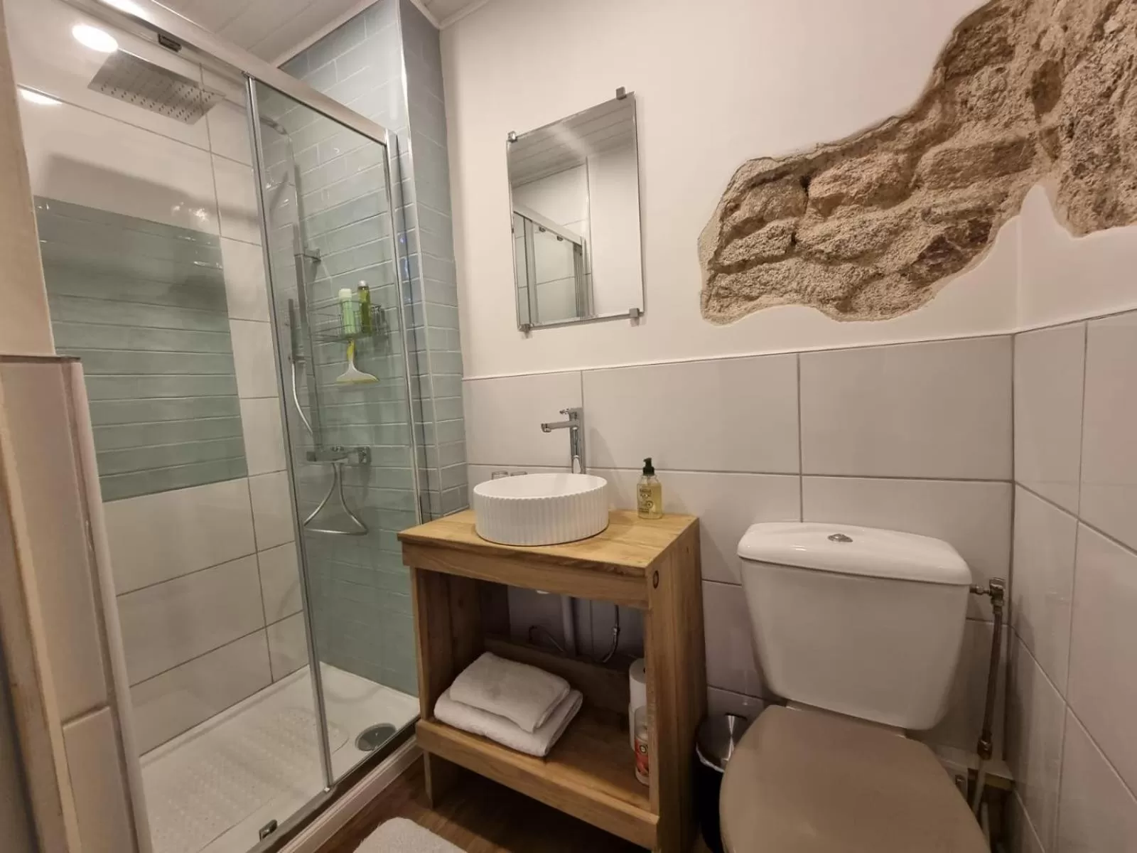 Shower in Bon Chez Nous