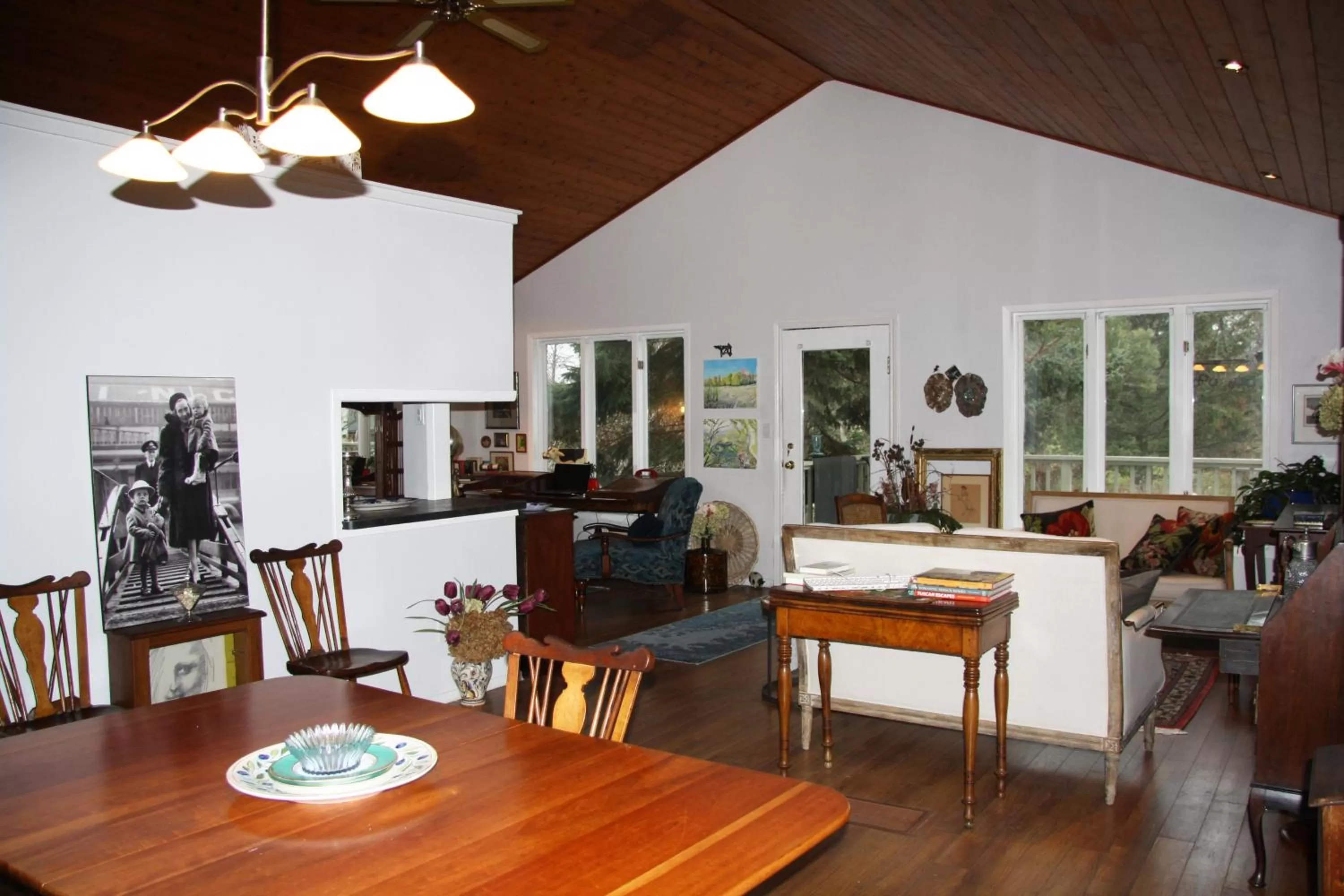 Dining area in 2 Moon Cottage