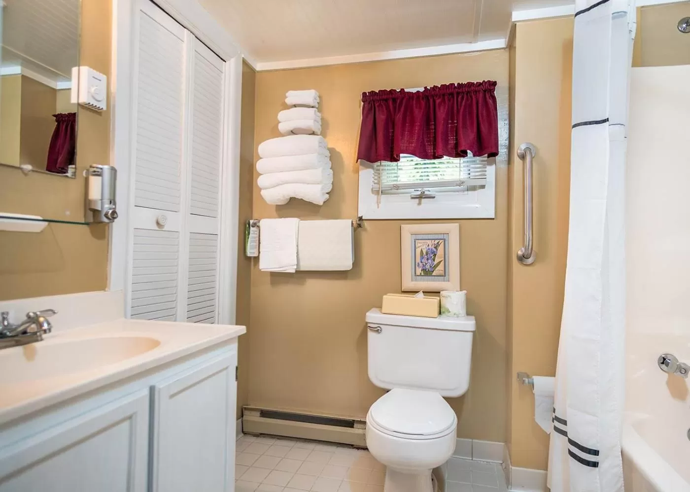 Bathroom in Highland Lake Inn & Resort - Flat Rock