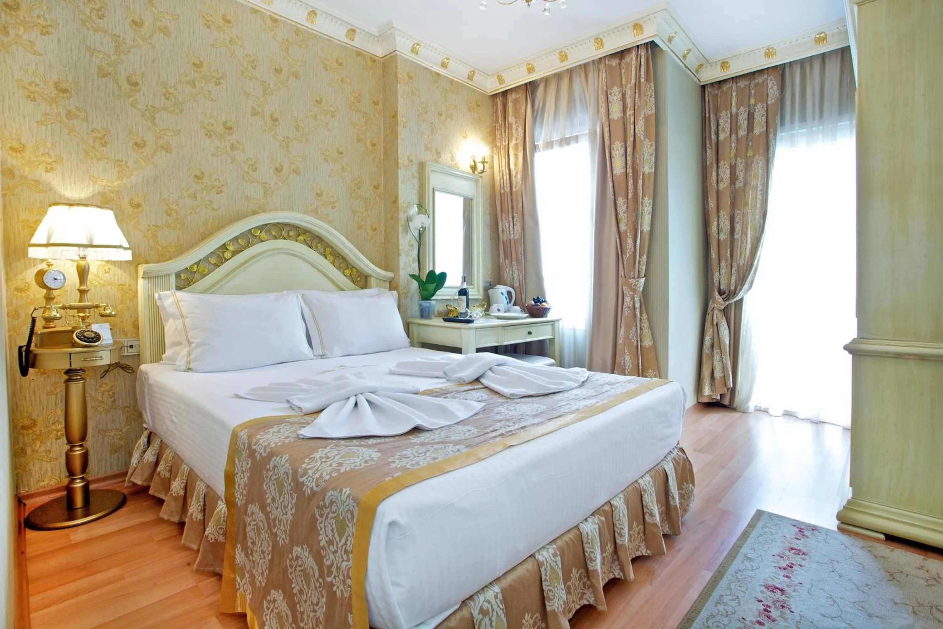Photo of the whole room, Bed in White House Hotel Istanbul