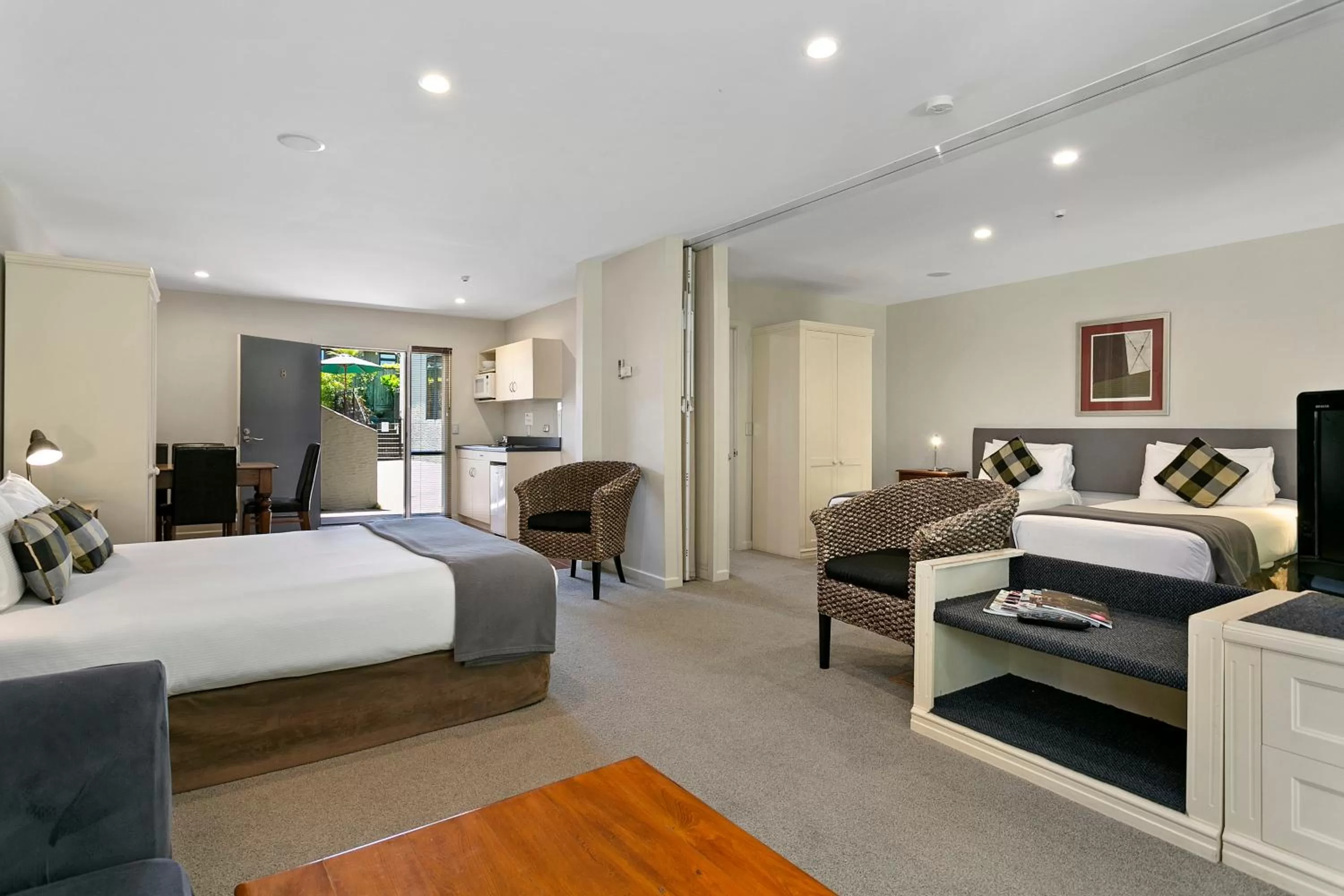 Kitchen or kitchenette, Bed in Baycrest Thermal Lodge