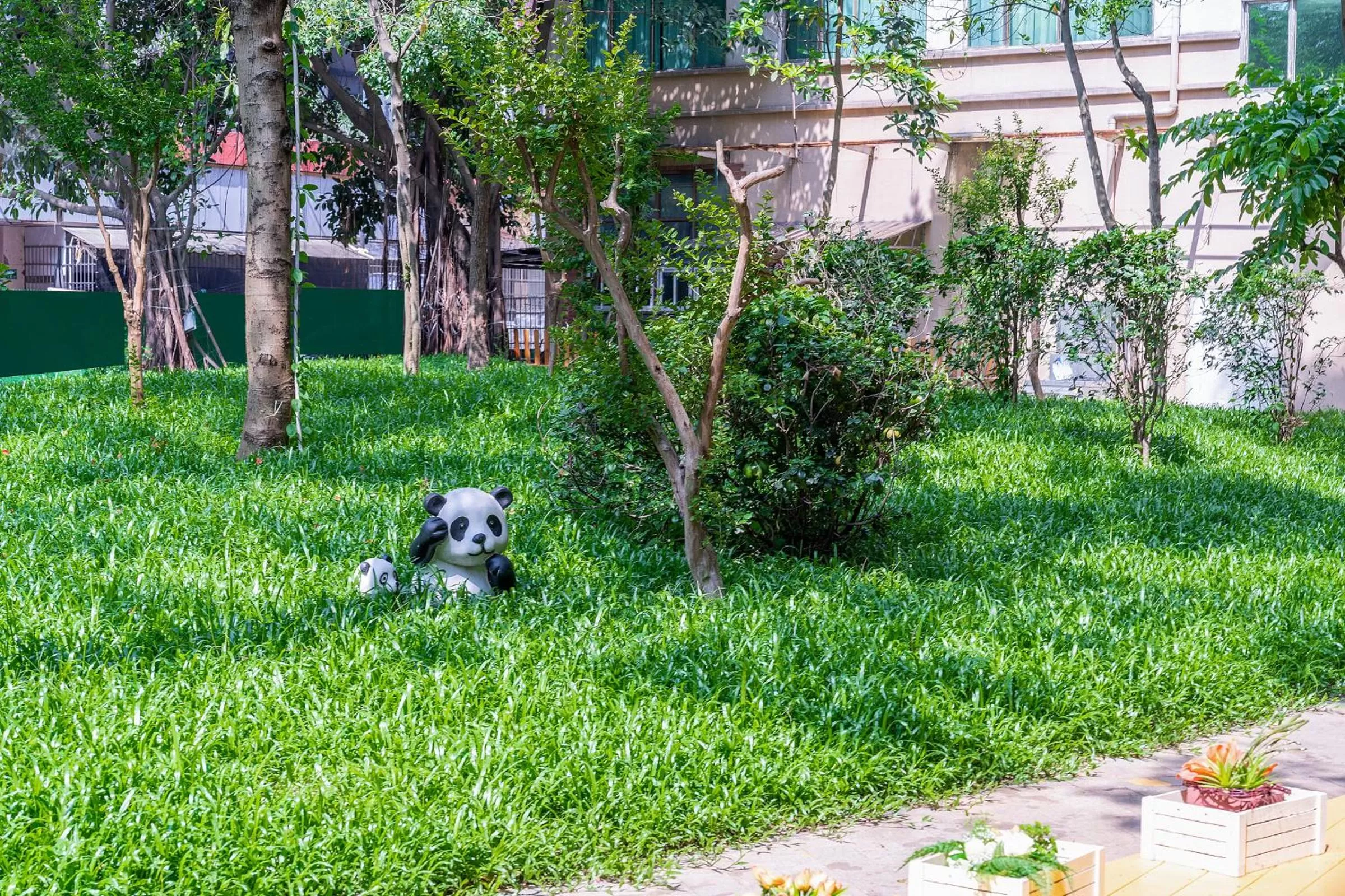 Day in Guangzhou Baiyun Airport Rejoice by Argyle Hotel Rehe Metro Exit B --Free shuttle bus is provided during the 138th Canton Fair