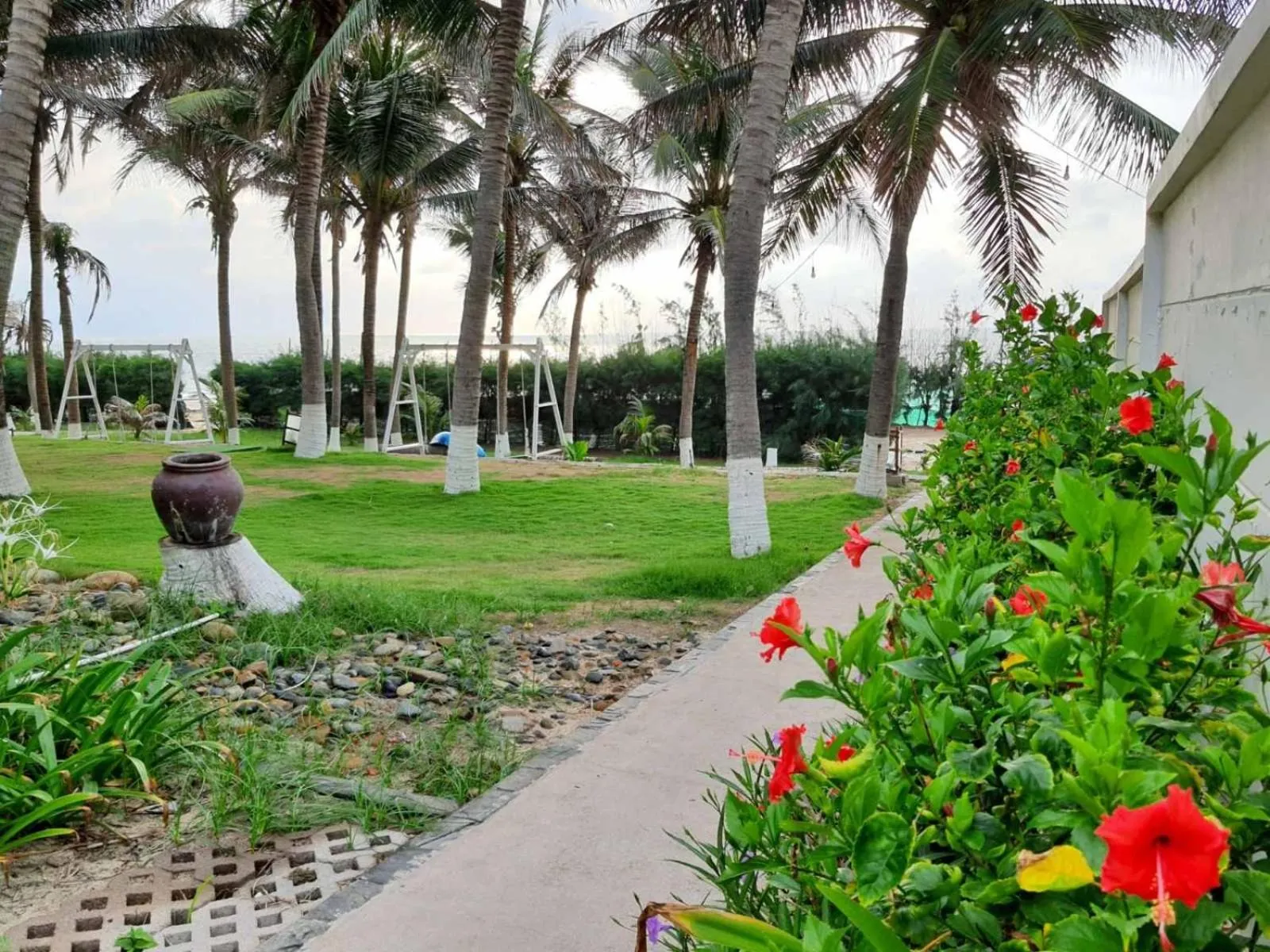 Garden in Silver Beach Resort Ke Ga