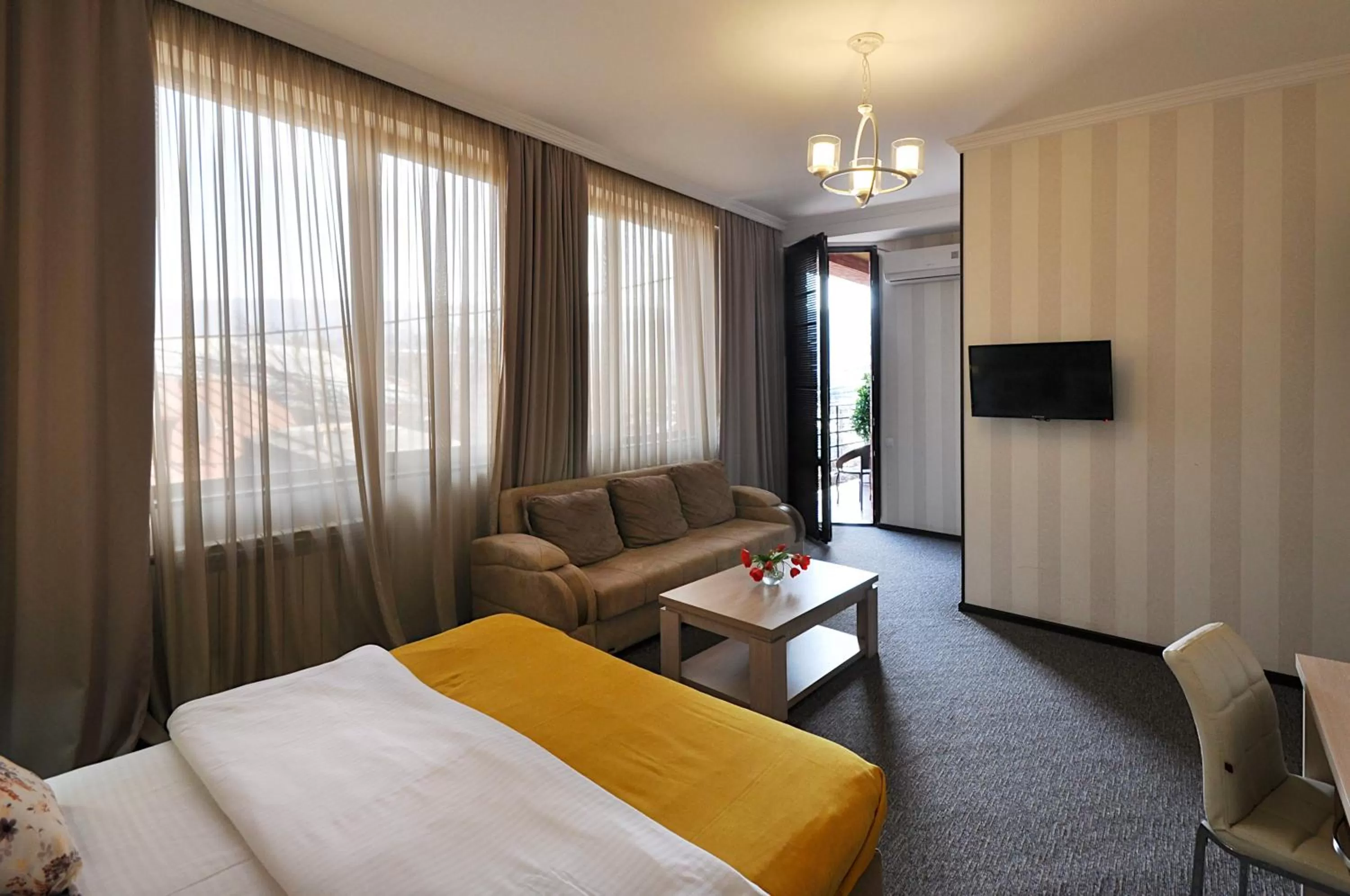 Communal lounge/ TV room, Bed in Light House Old City