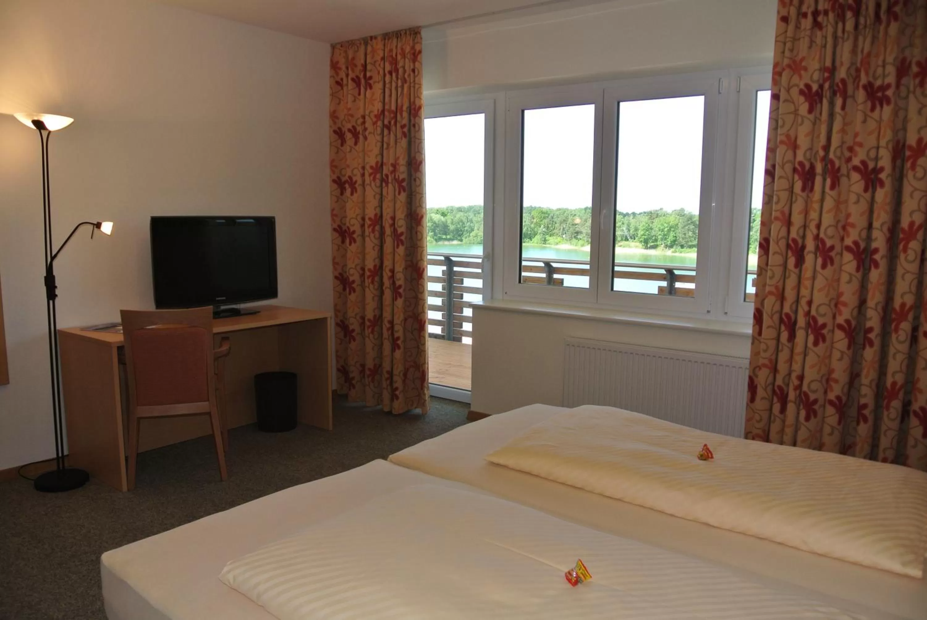 Lake view, Bed in Bernsteinsee Hotel&Ferien
