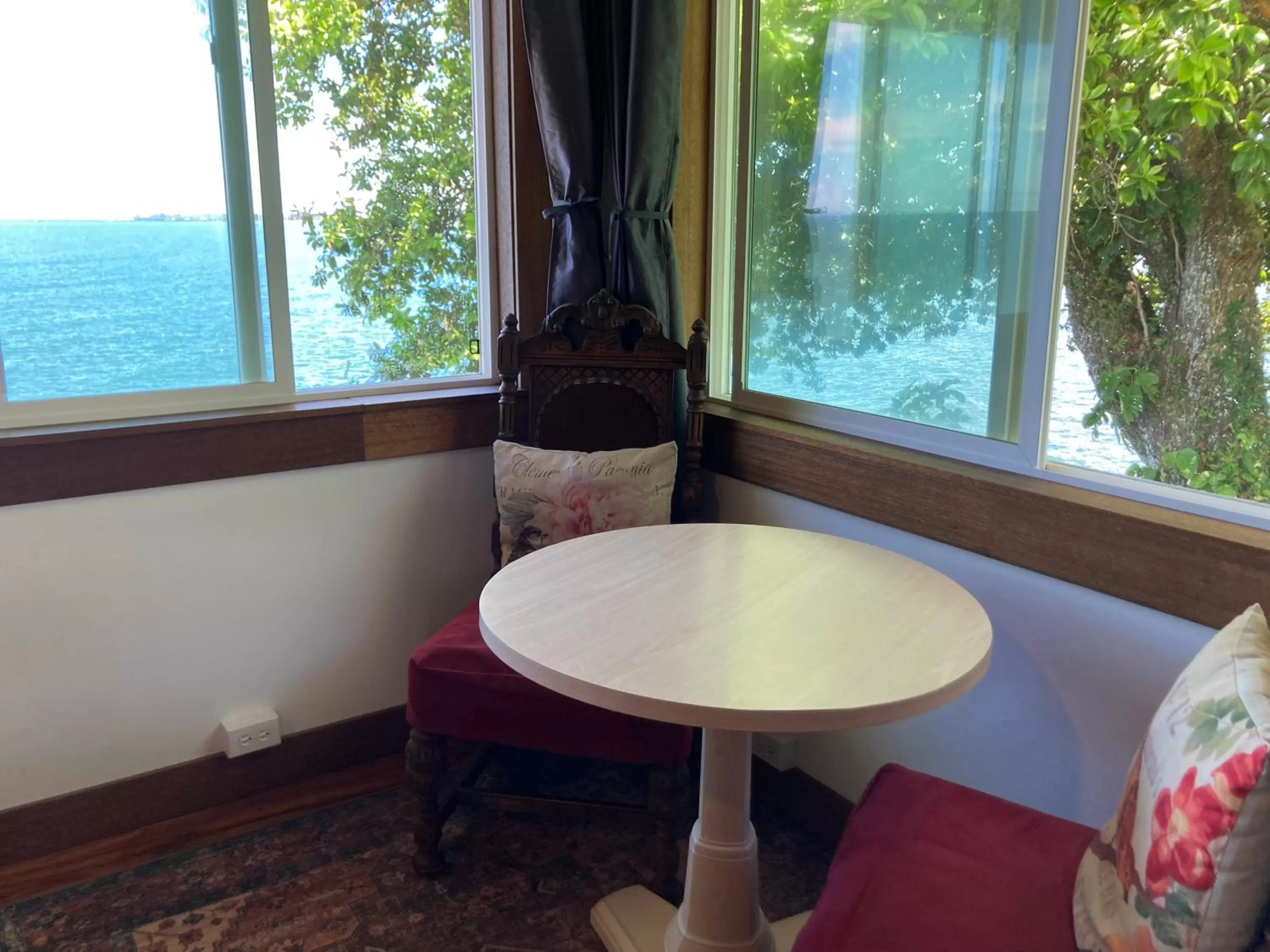 View (from property/room), Dining Area in Hilo Bay Oceanfront Bed and Breakfast