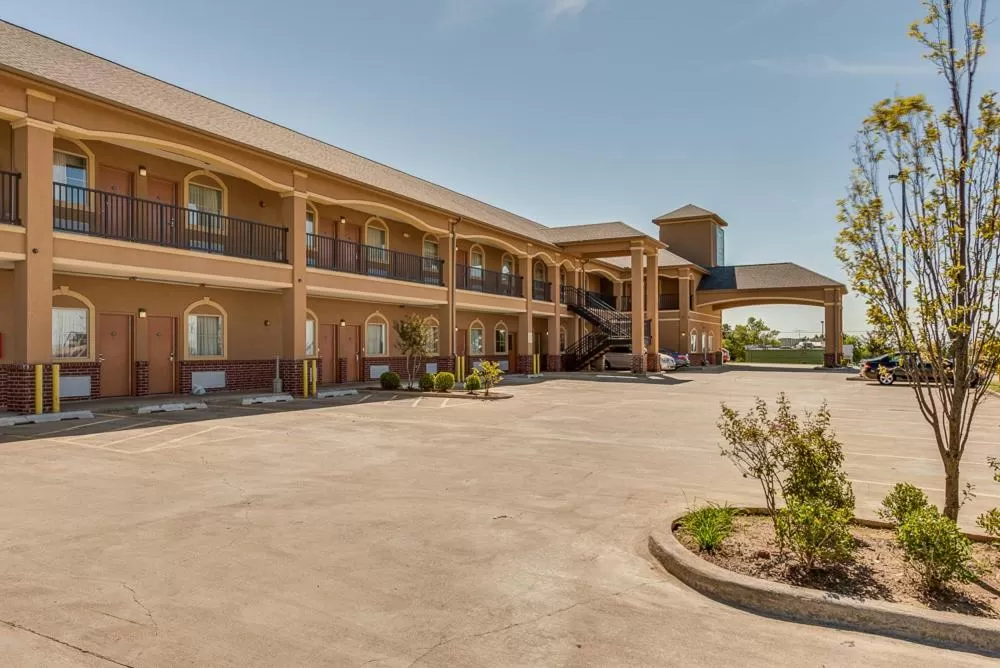Property building in Executive Inn & Suites Cushing