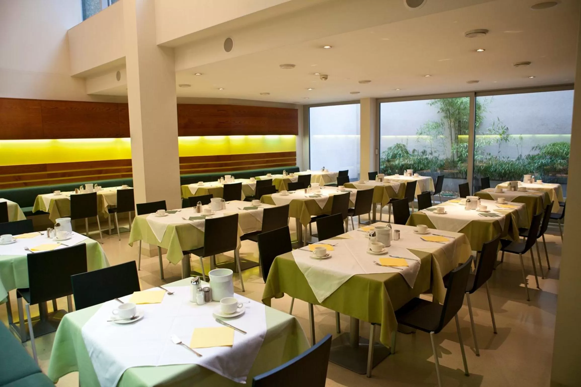 Restaurant/places to eat in Hotel Caroline