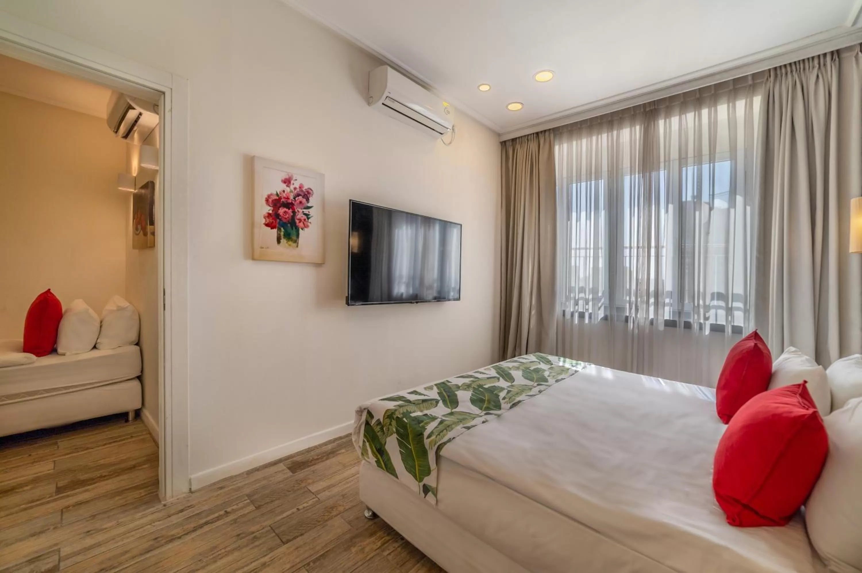 Photo of the whole room, Bed in Paamonim Hotel Jerusalem