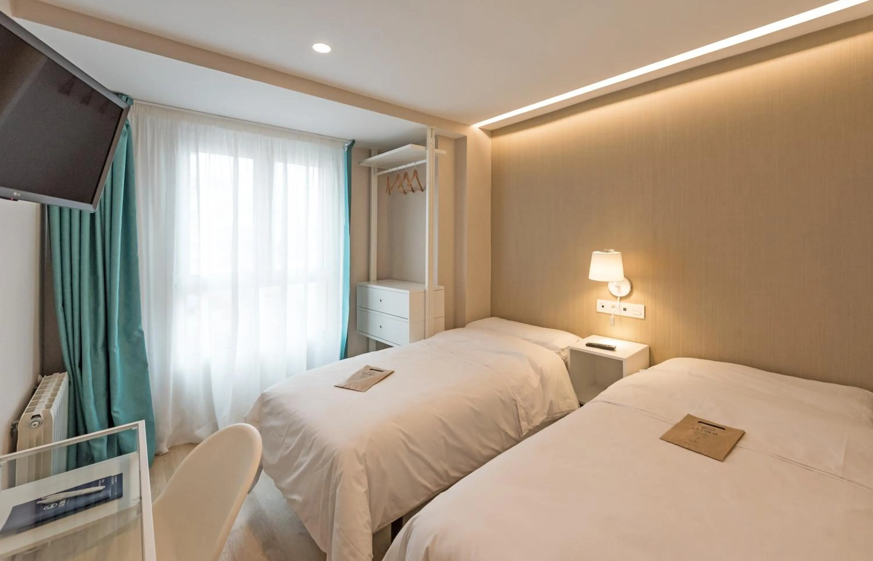 Photo of the whole room, Bed in La Lonja