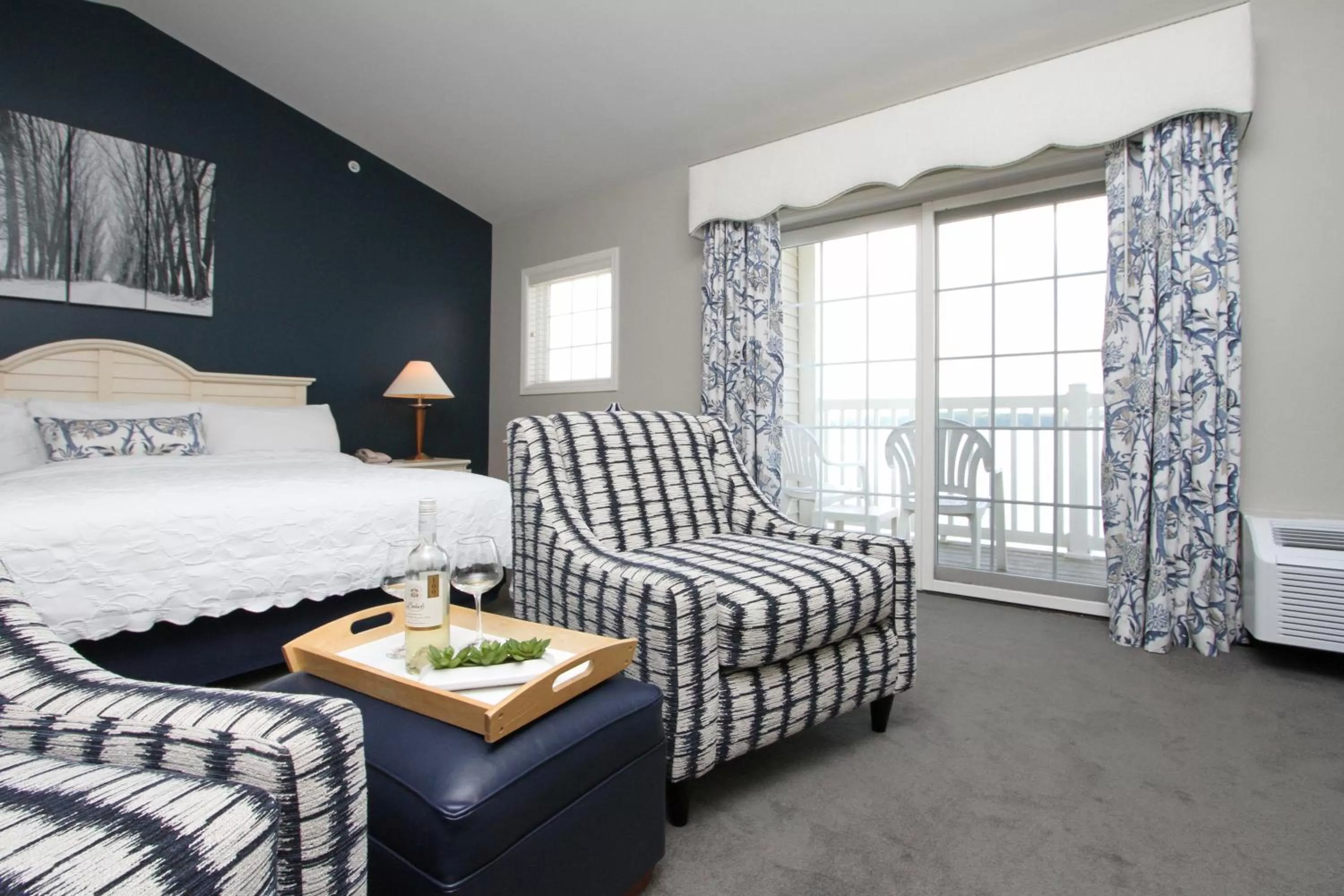 Bed in Bay Pointe Inn