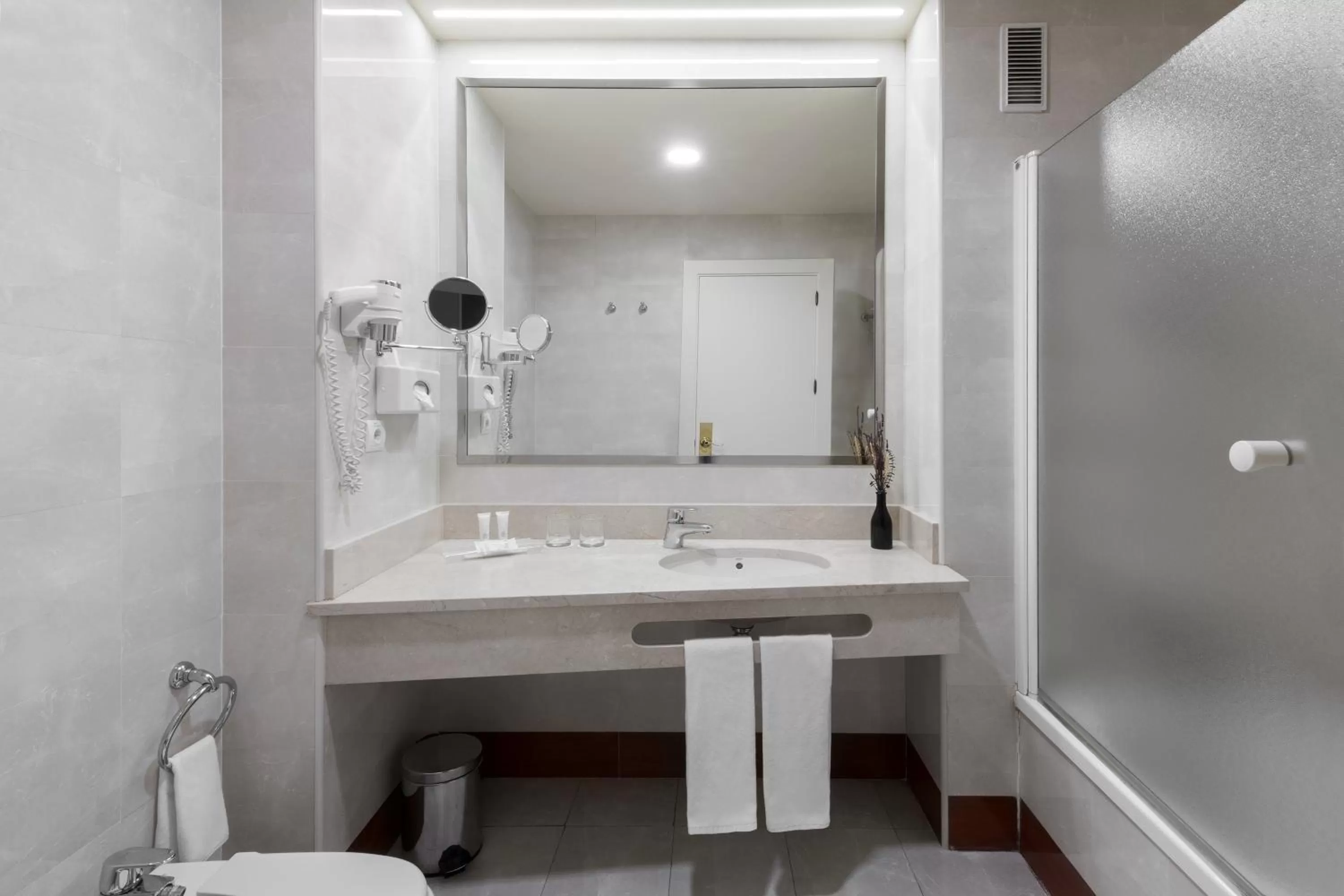 Bathroom in Elba Madrid Alcalá