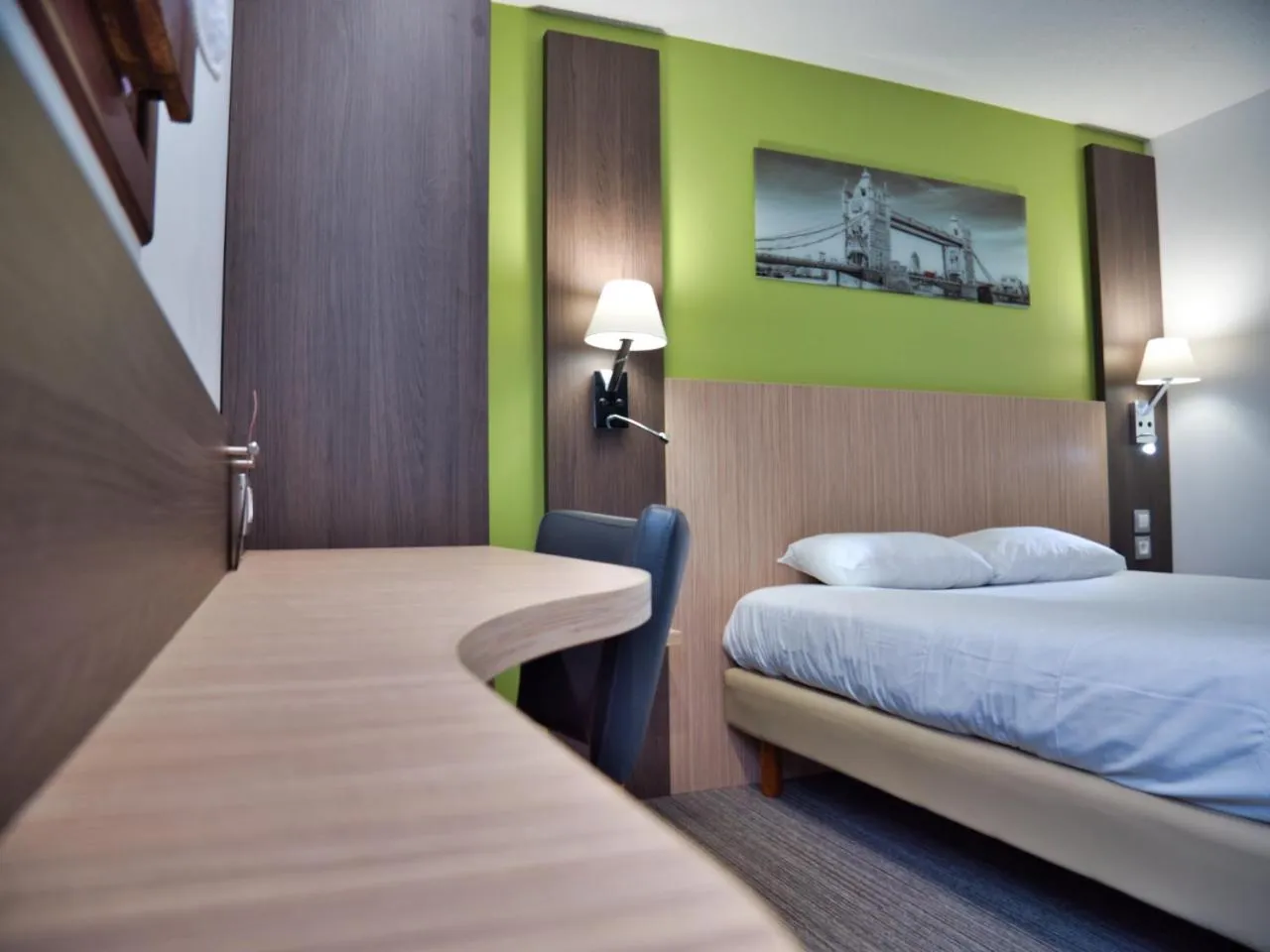 Photo of the whole room, Bed in Contact Hotel Le Seino Marin - Cléon Elbeuf Rouen