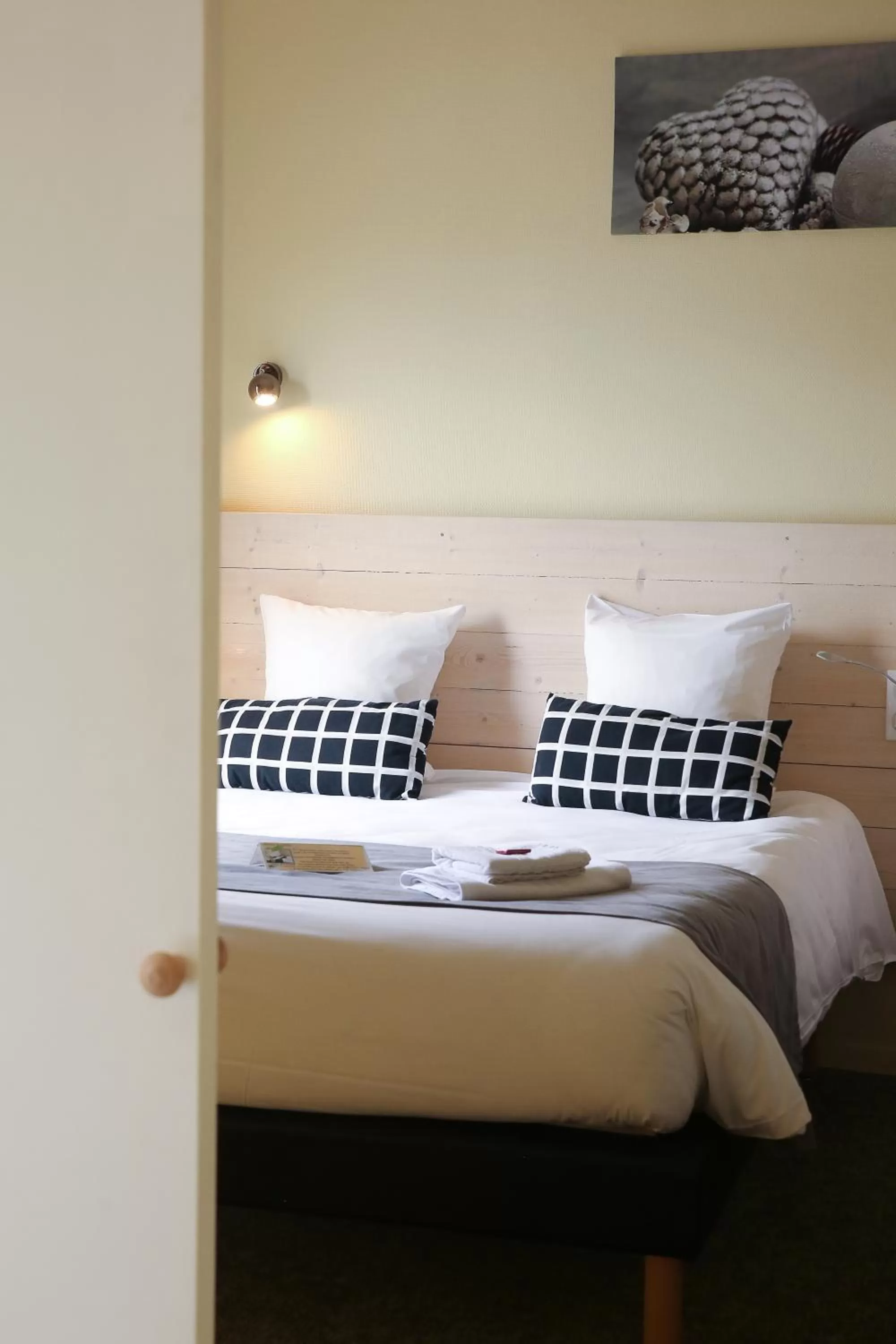 Bed in Hôtel La Couronne