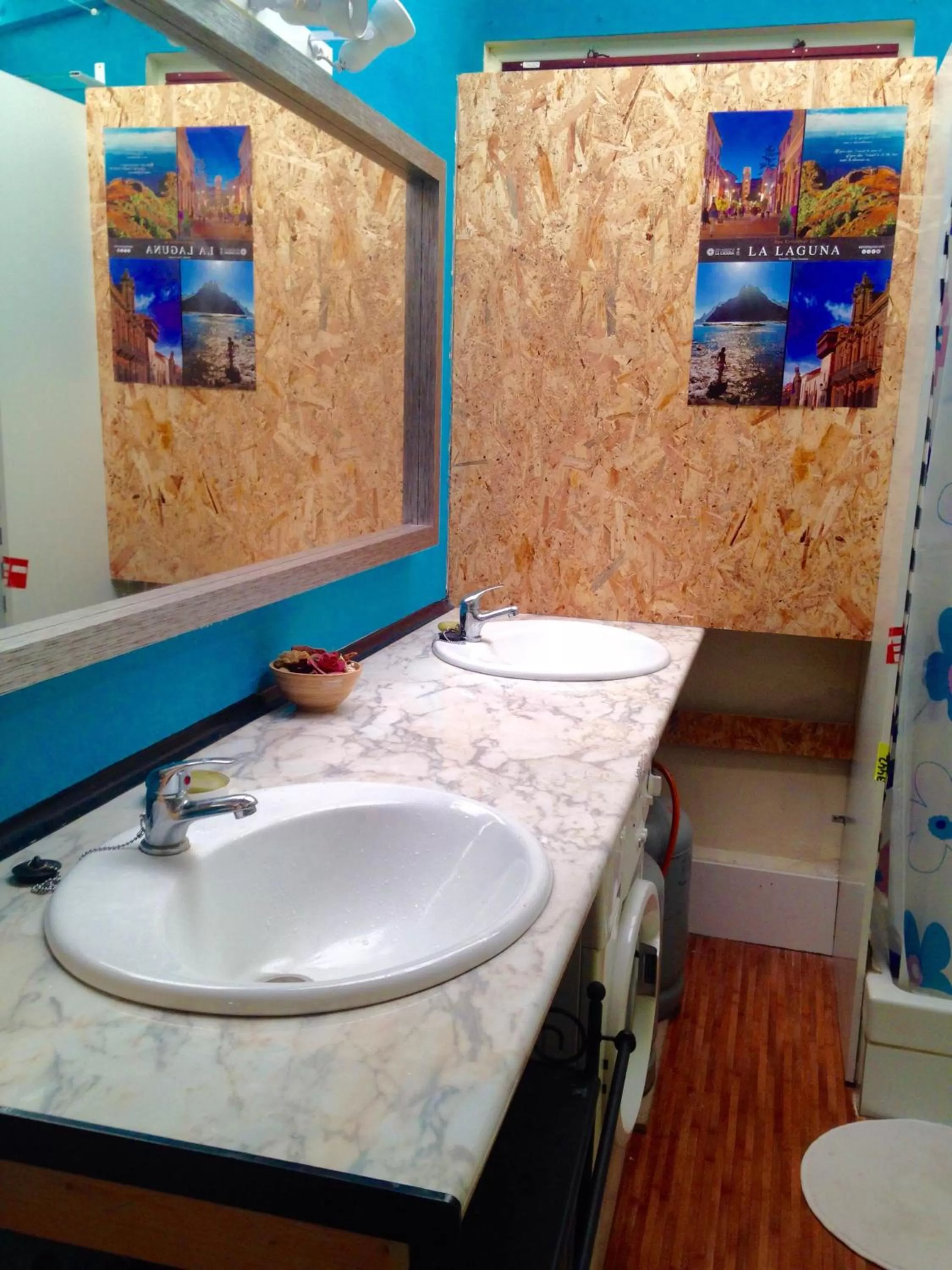 Area and facilities, Bathroom in Tenerife Rooms S. C.
