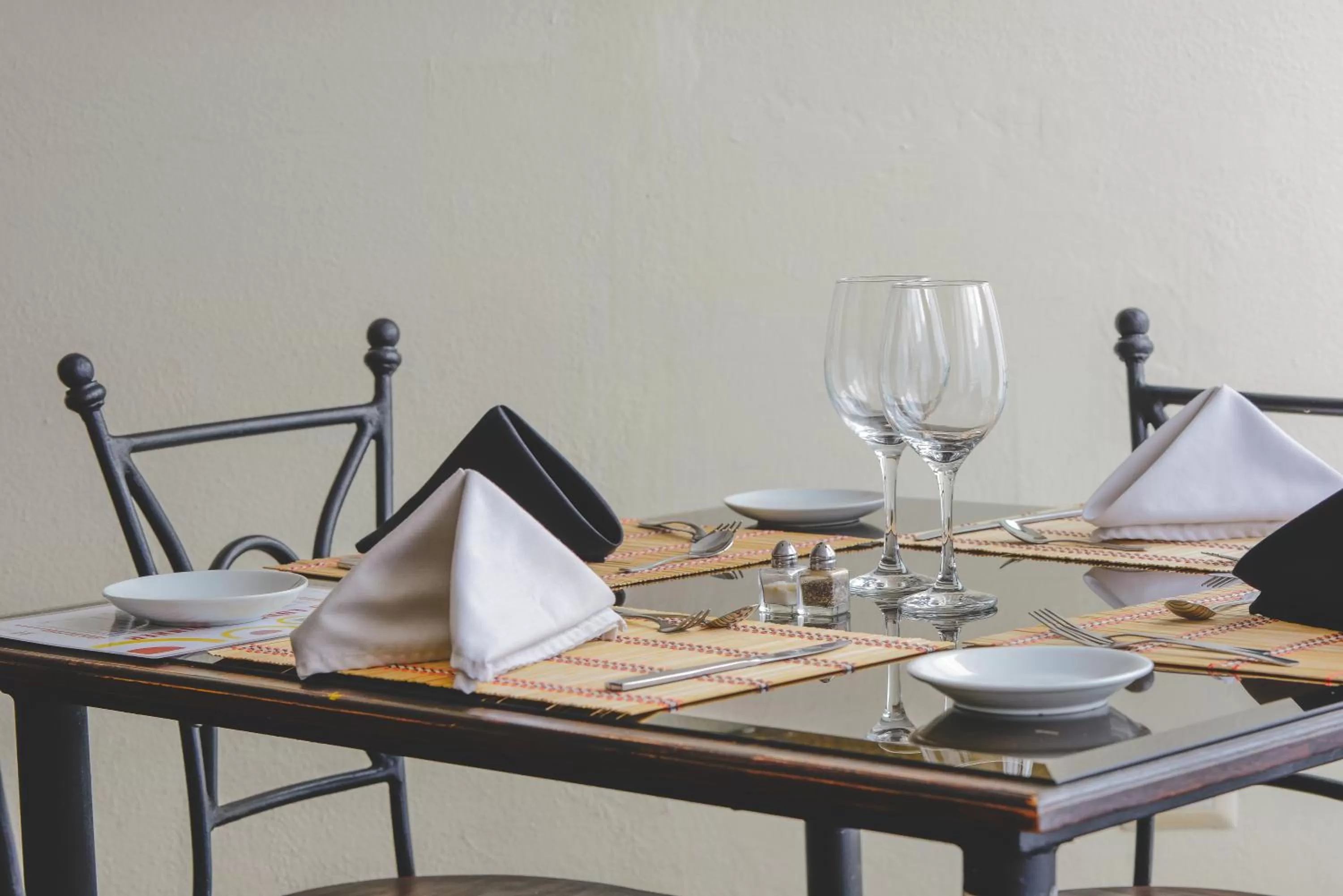 Restaurant/places to eat in Hotel Luisiana