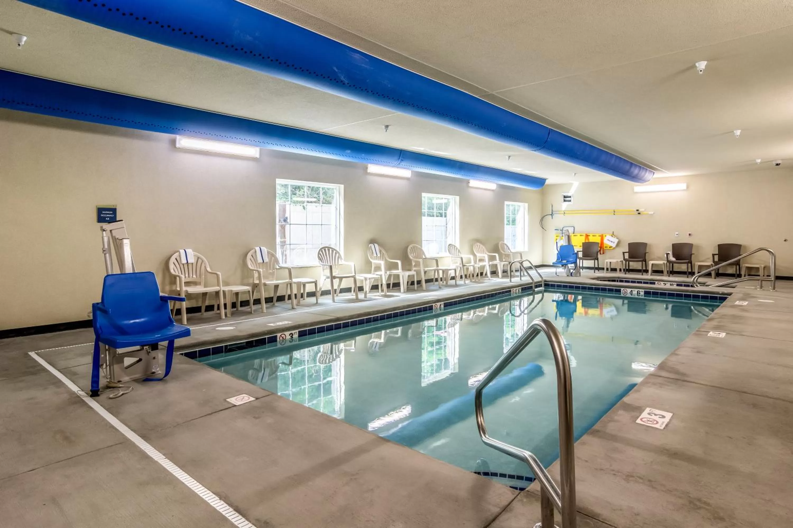 Swimming pool in Cobblestone Hotel & Suites - Erie