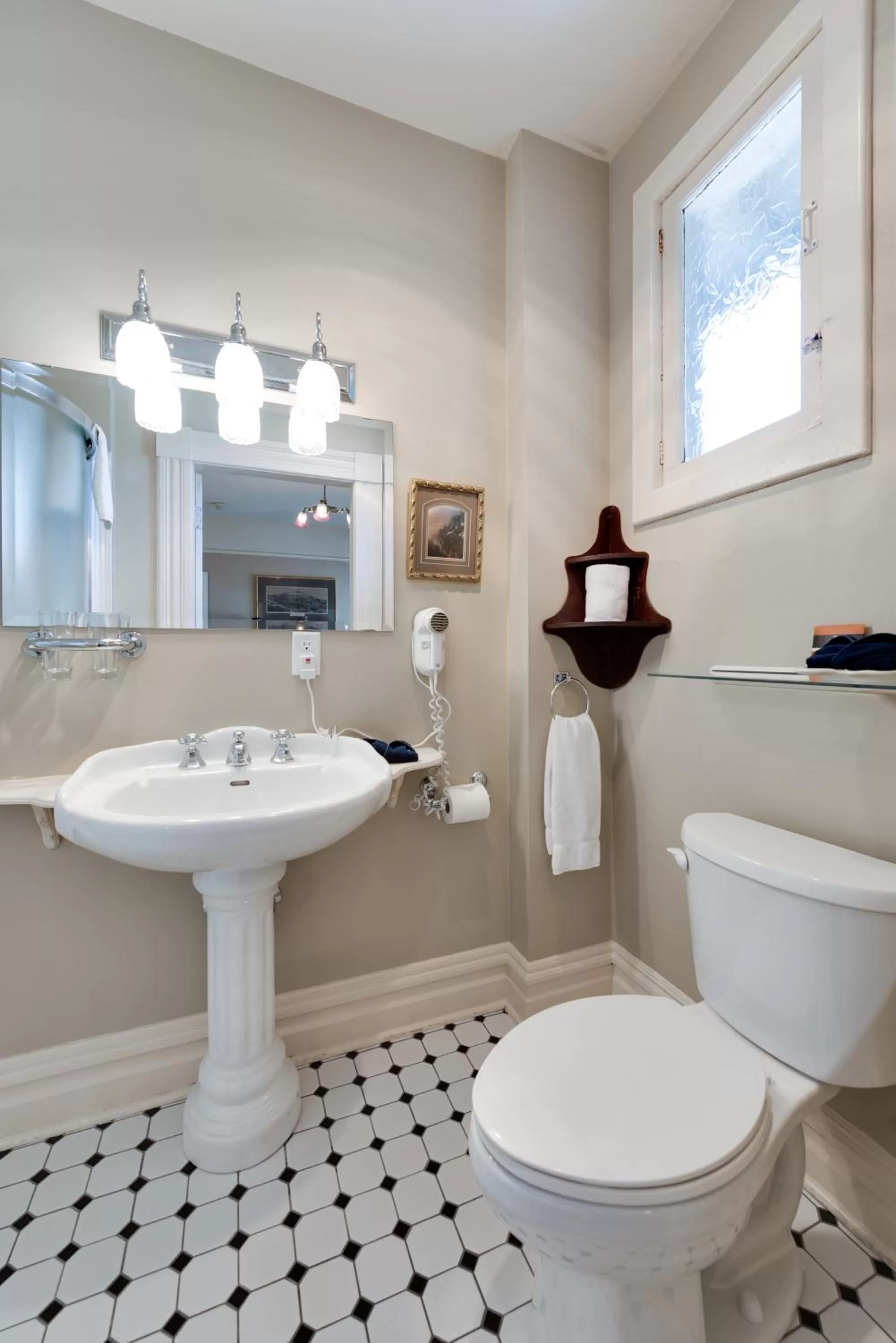 Toilet in O Canada House Bed & Breakfast