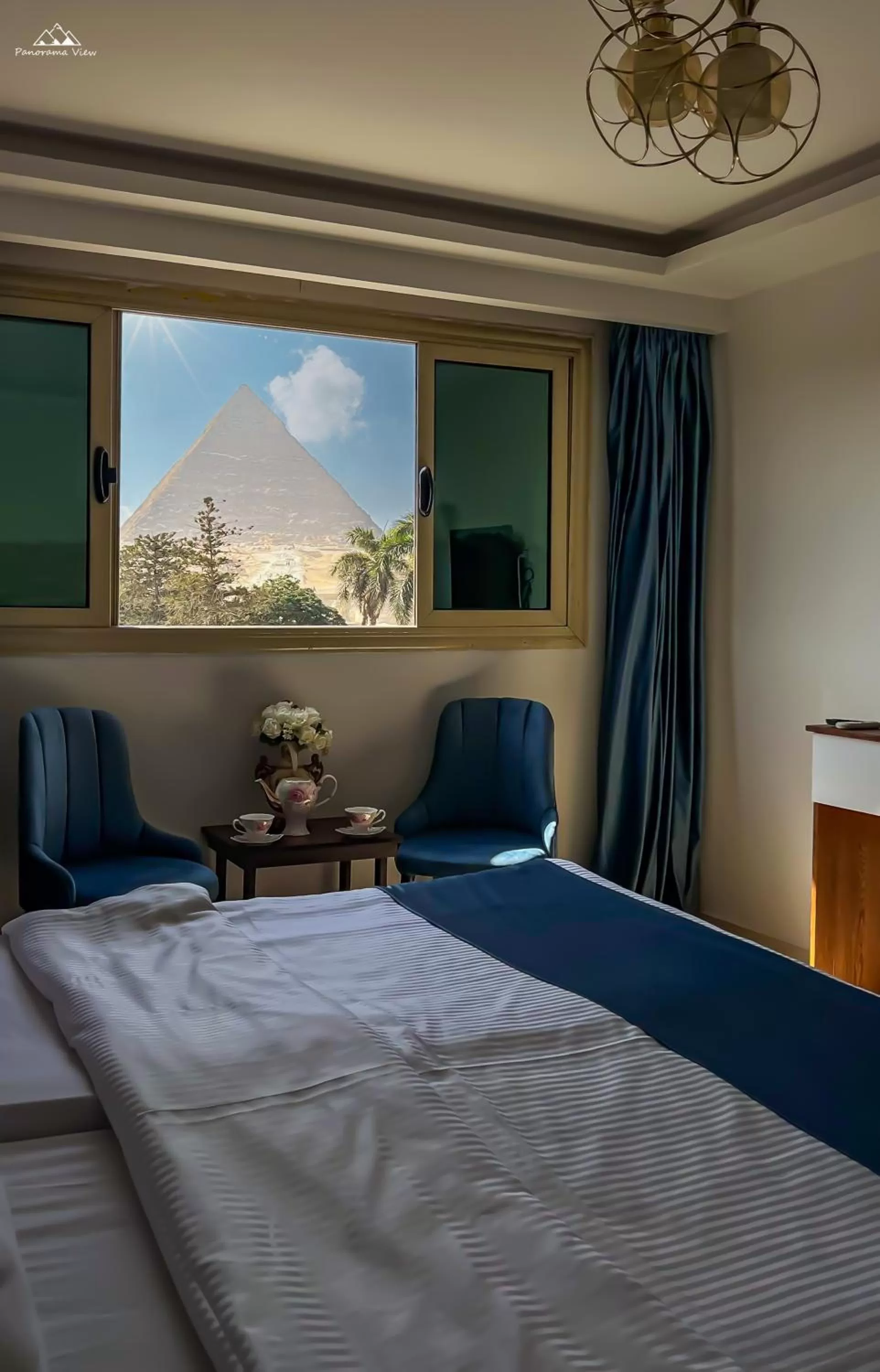 Seating area, Bed in PANORAMA view pyramids