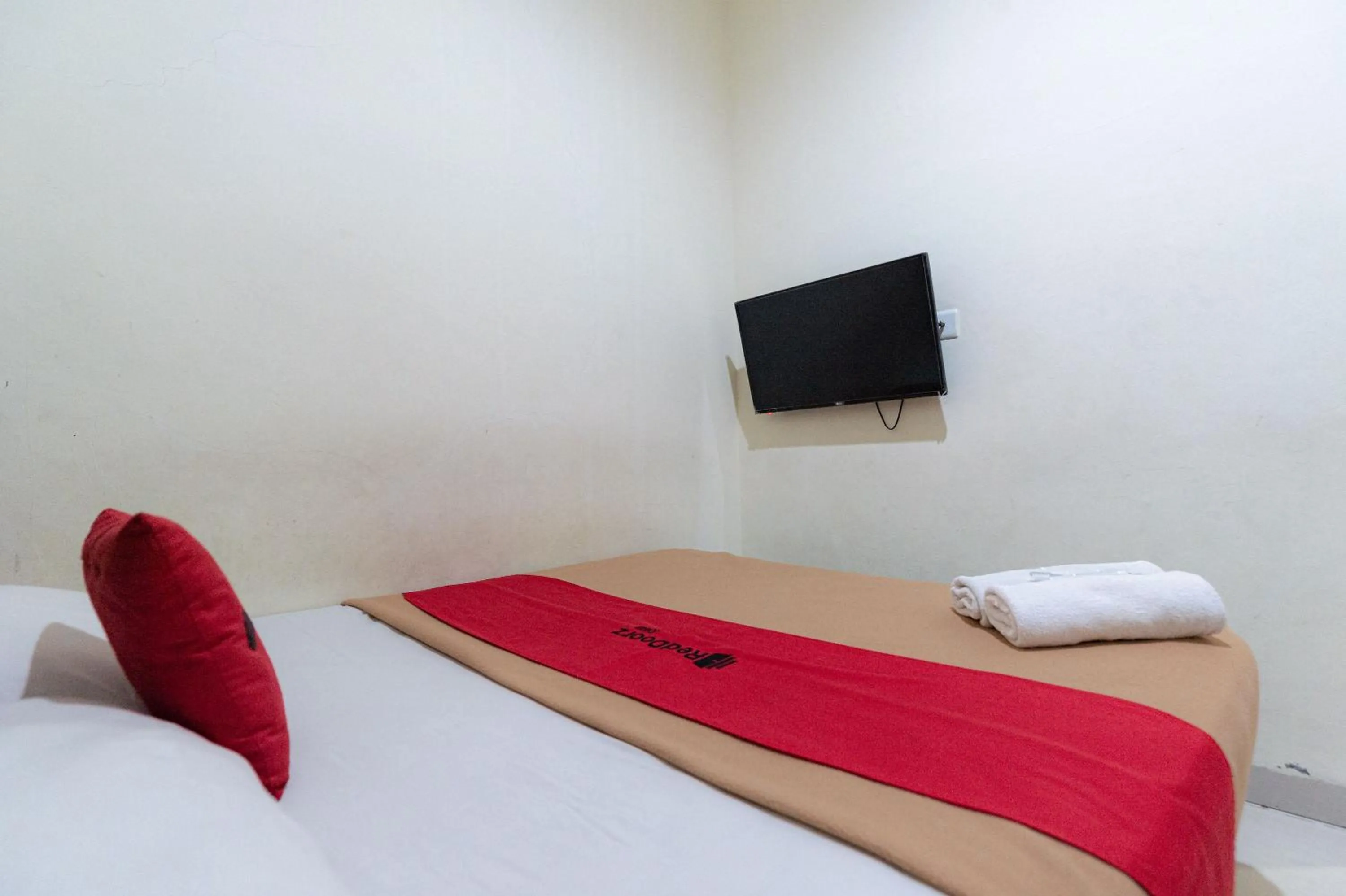 Bedroom, Bed in RedDoorz at Nagoya Indah Batam