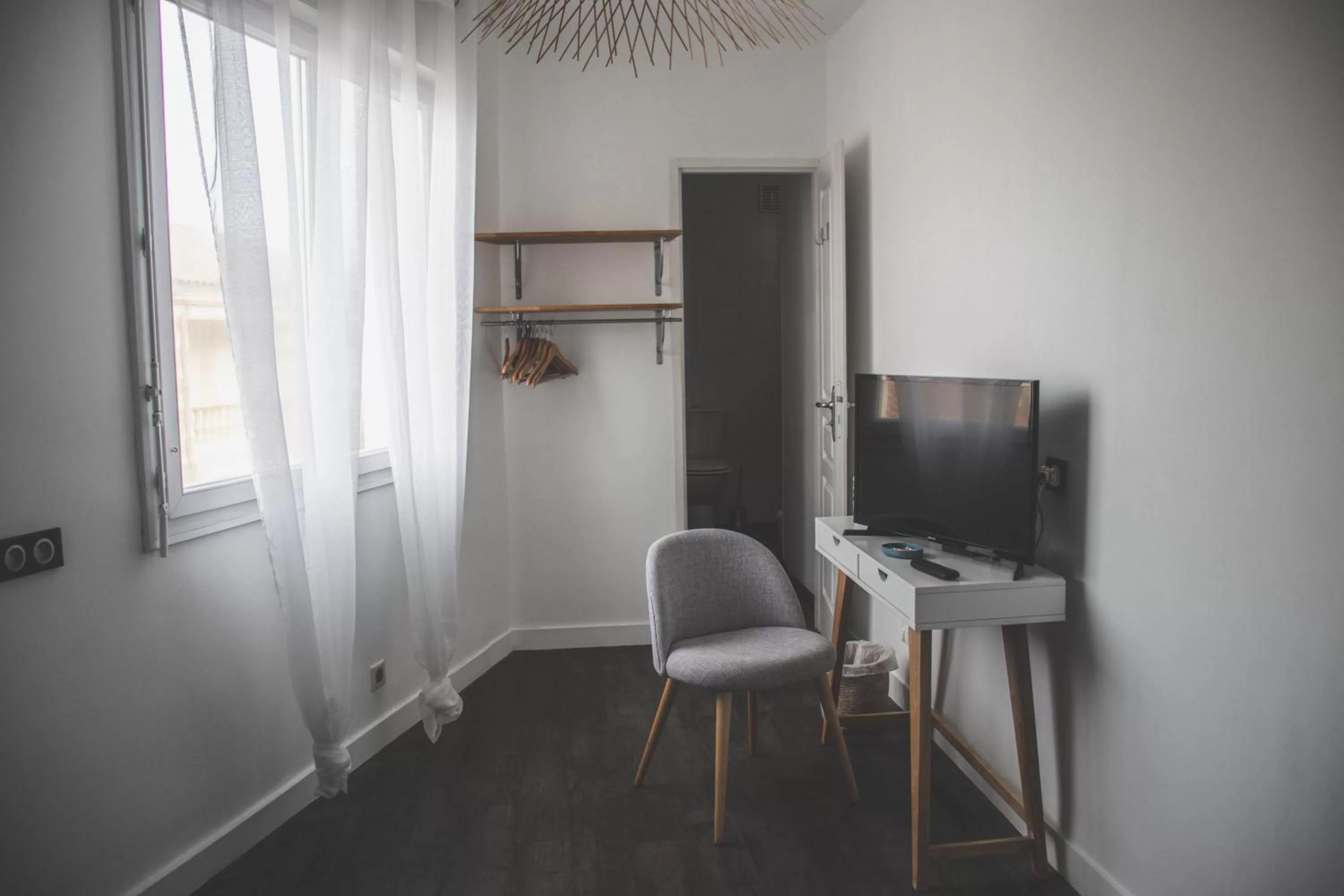 TV and multimedia in Hôtel Restaurant L'Atelier des Cousins