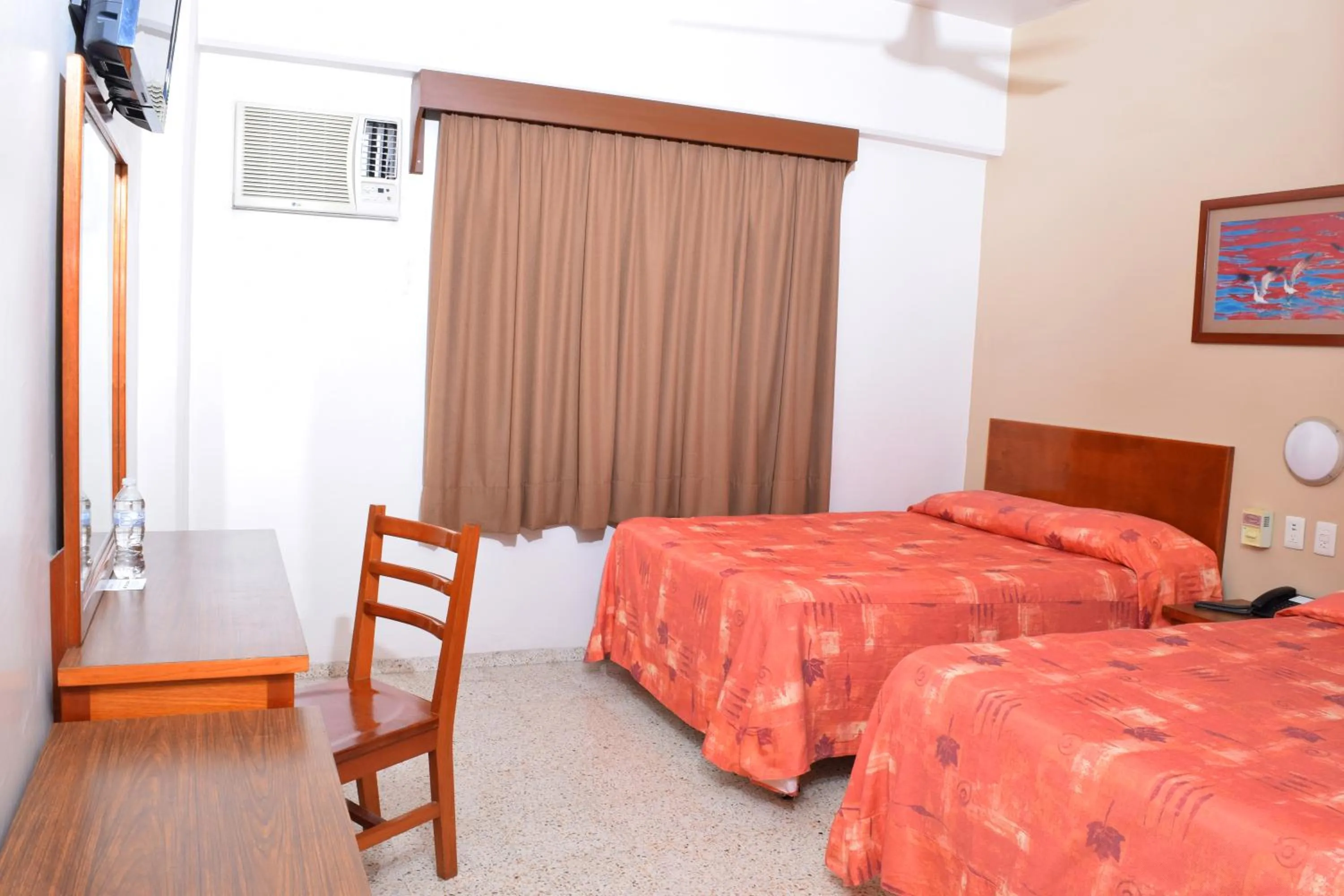 Photo of the whole room, Bed in Hotel Delfines - a 2 calles del Acuario Veracruz