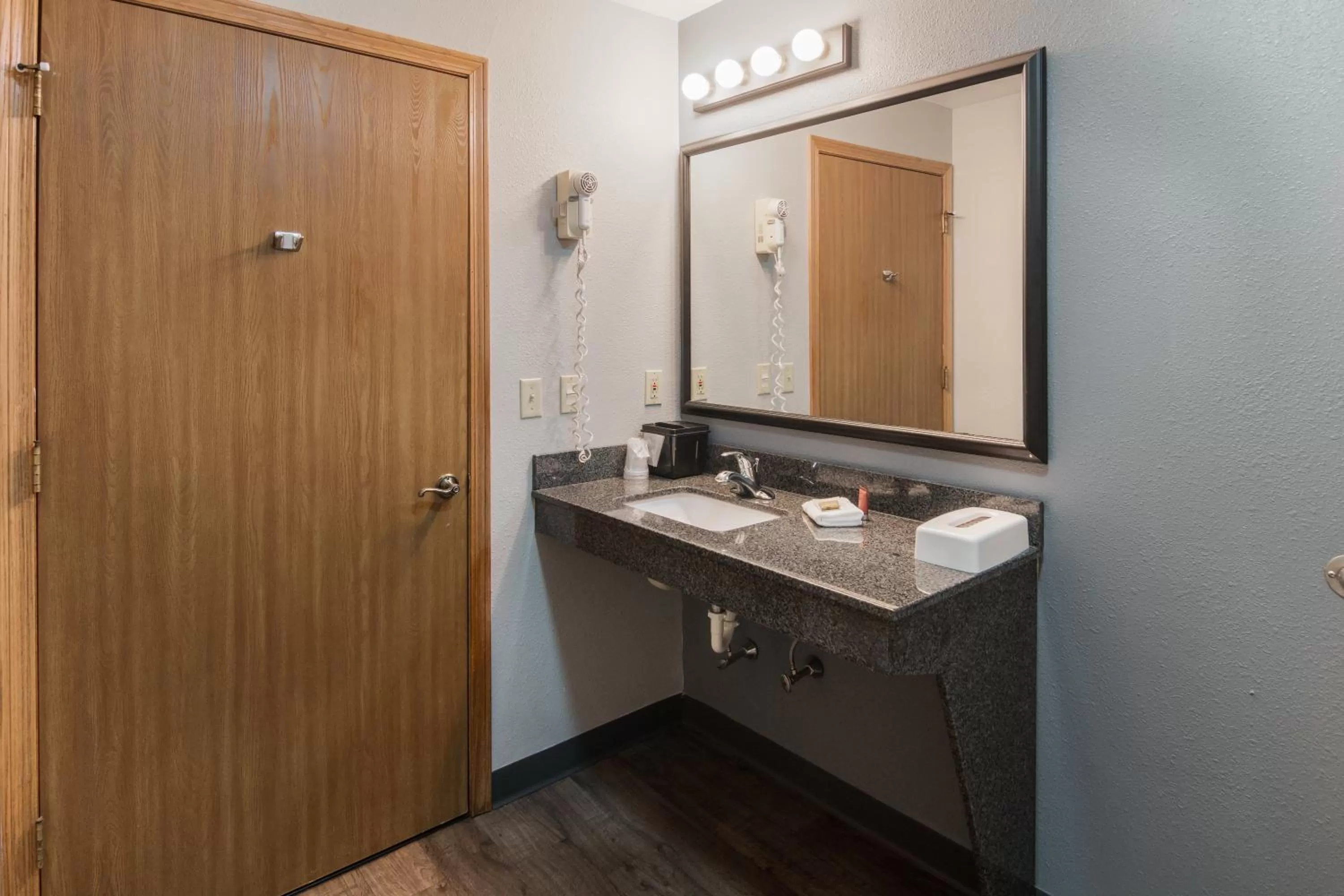 Bathroom in Boarders Inn & Suites by Cobblestone Hotels - Superior/Duluth