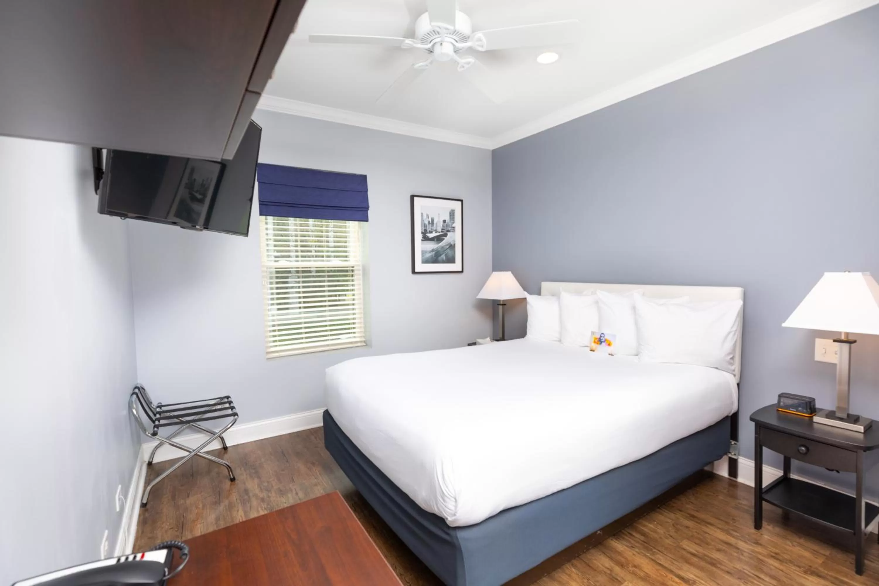 Deluxe Queen Room in Hotel Chicago West Loop, SureStay Collection by Best Western