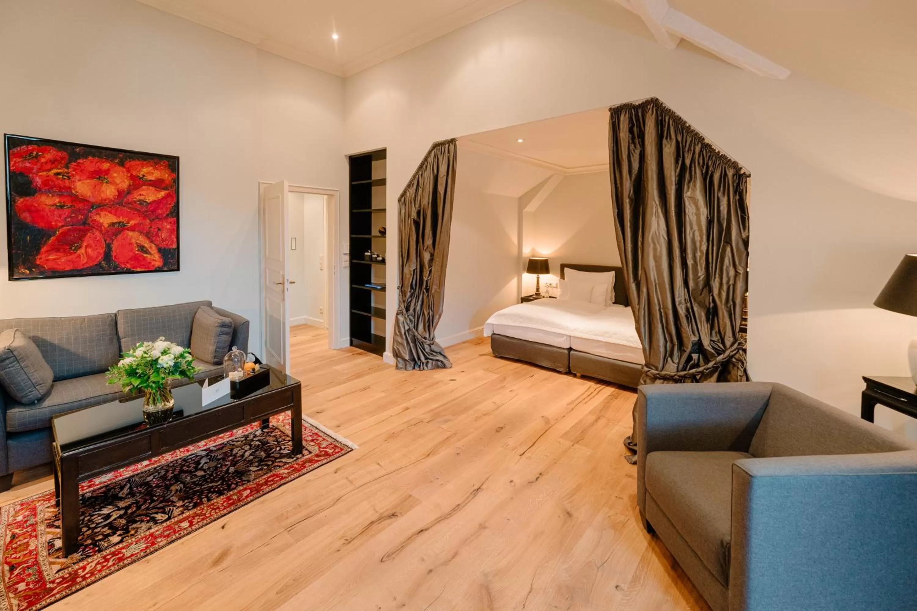 Photo of the whole room, Bed in Schlosshotel Hugenpoet