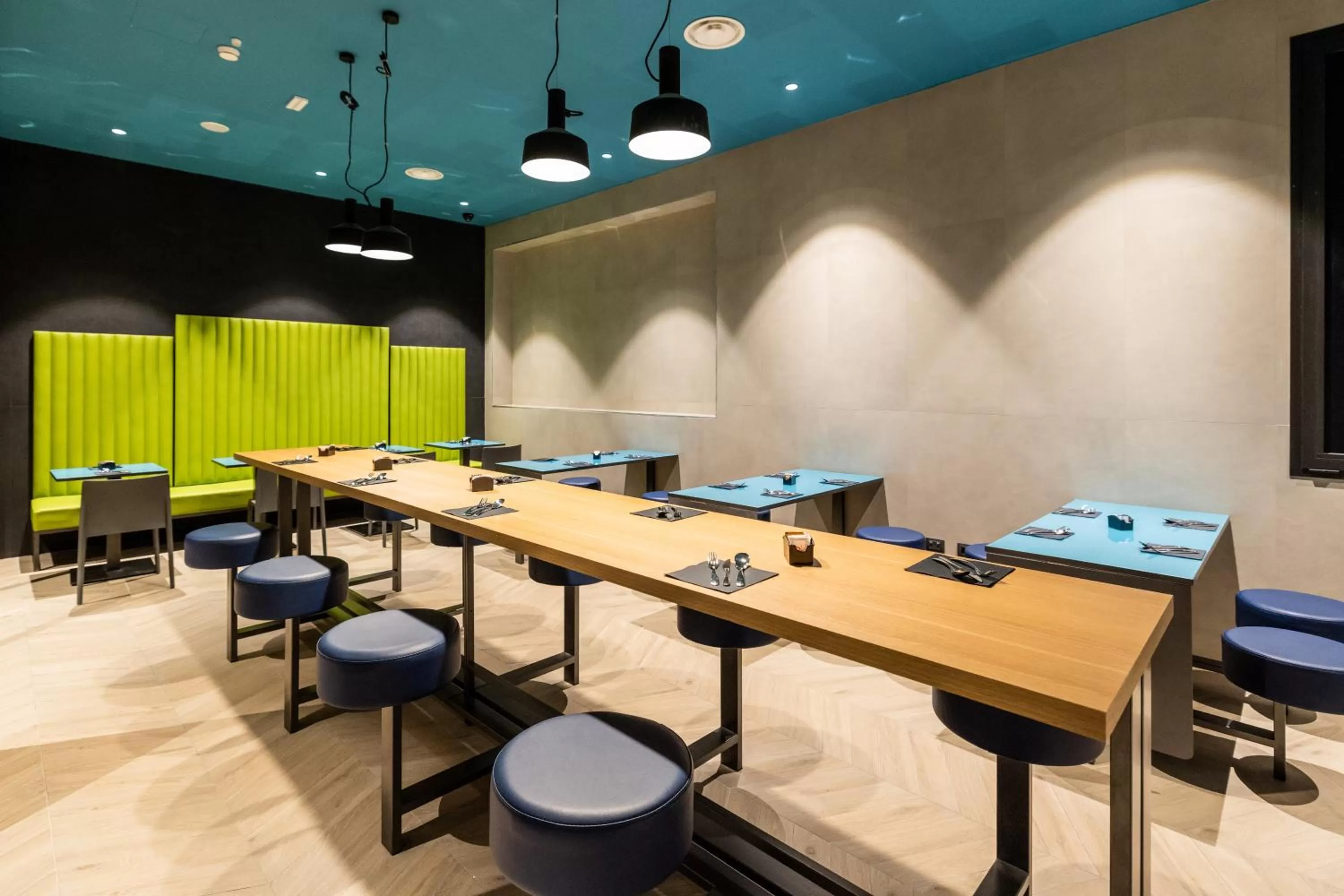 Restaurant/places to eat in Smart Hotel Central