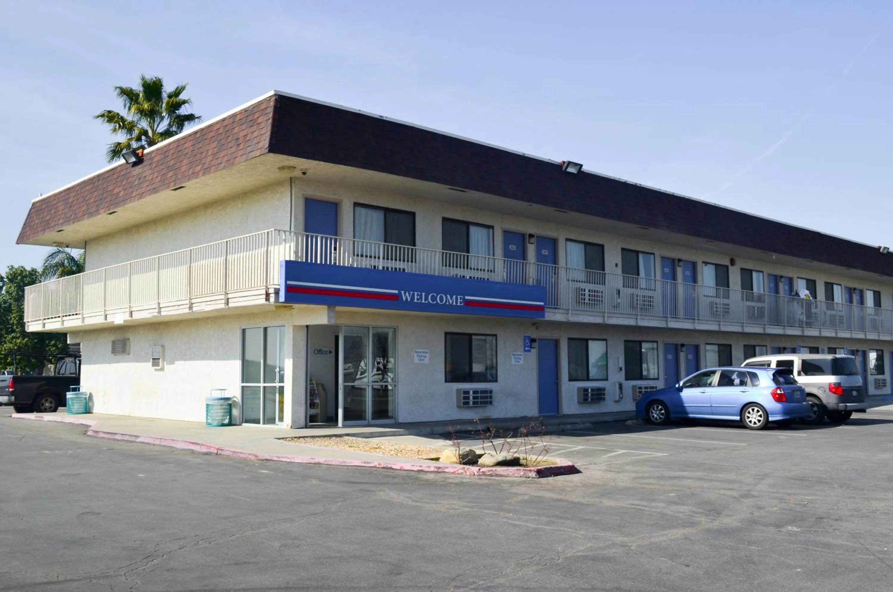 Property building in Motel 6 Lost Hills / Buttonwillow Racetrack