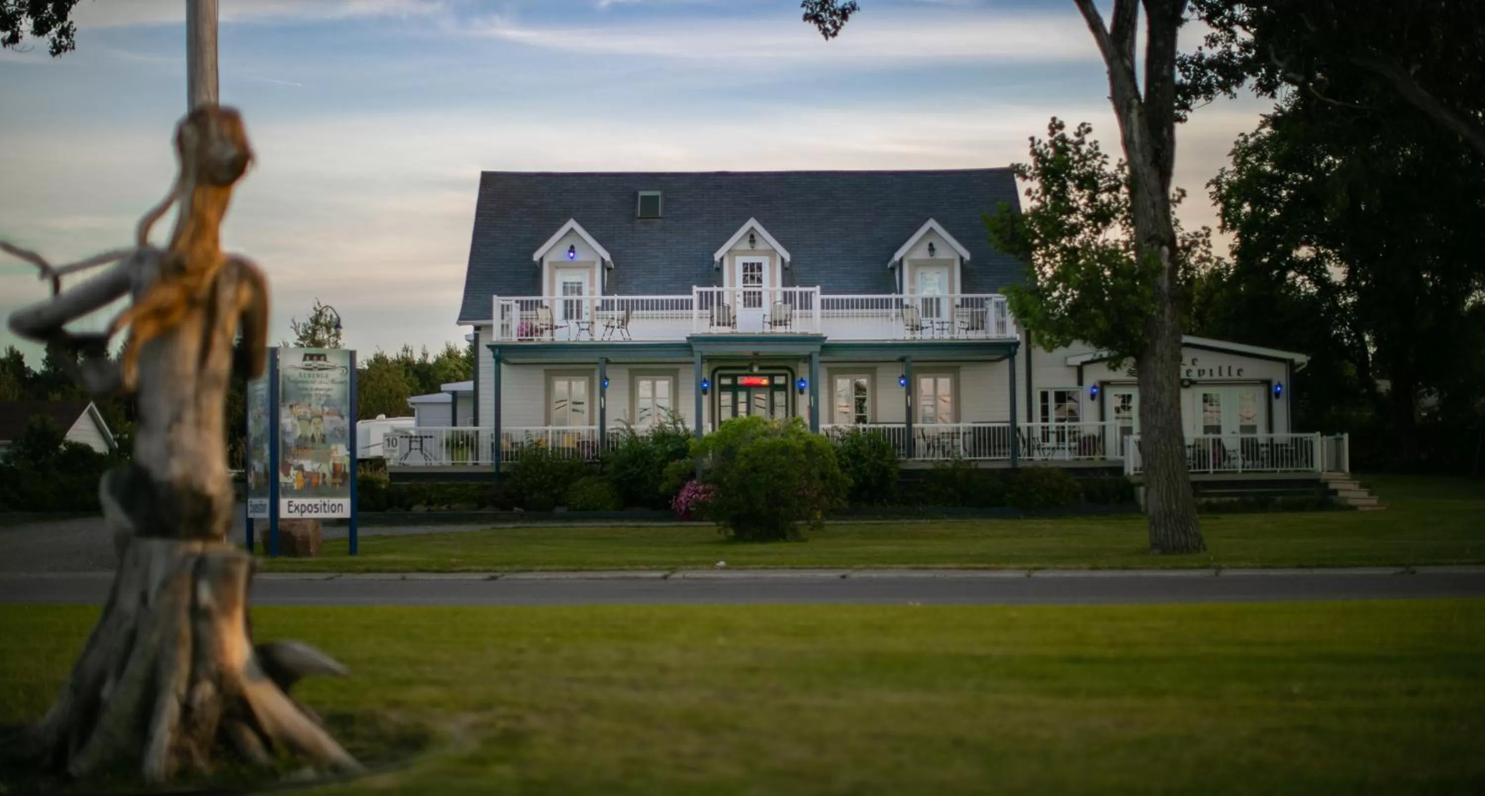Facade/entrance in Auberge Seigneurie des Monts