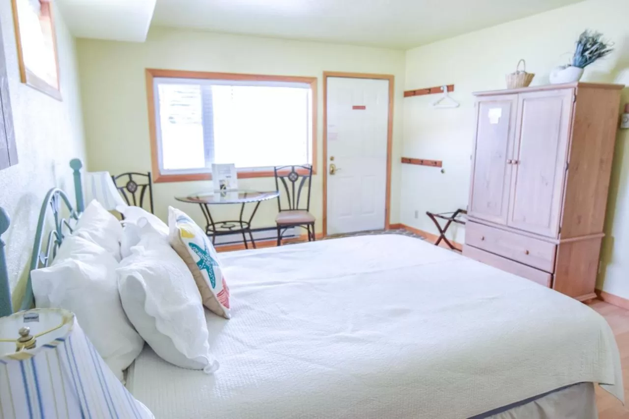 Bed in Sea Treasures Inn