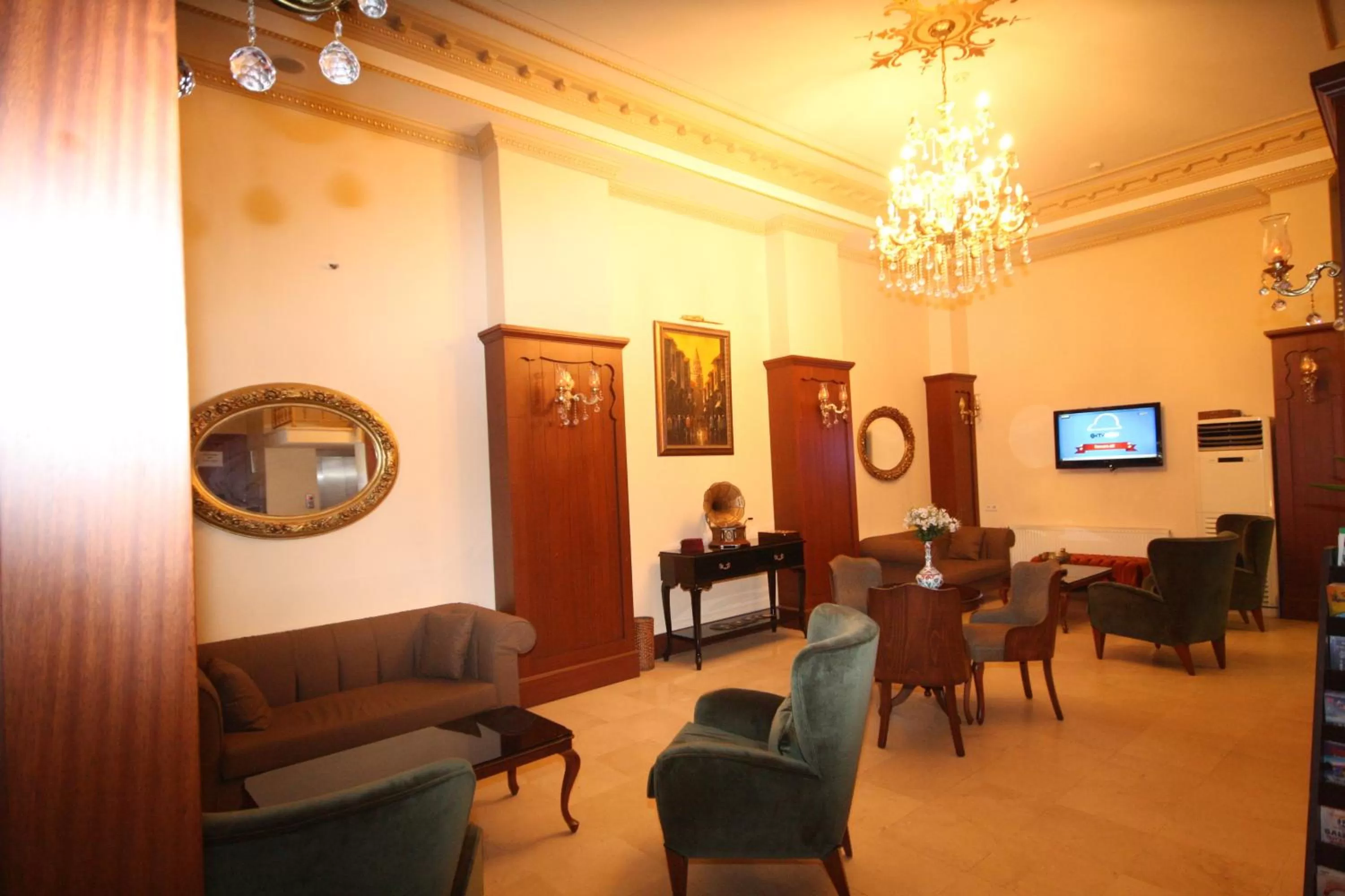 Communal lounge/ TV room in Sirkeci Park Hotel