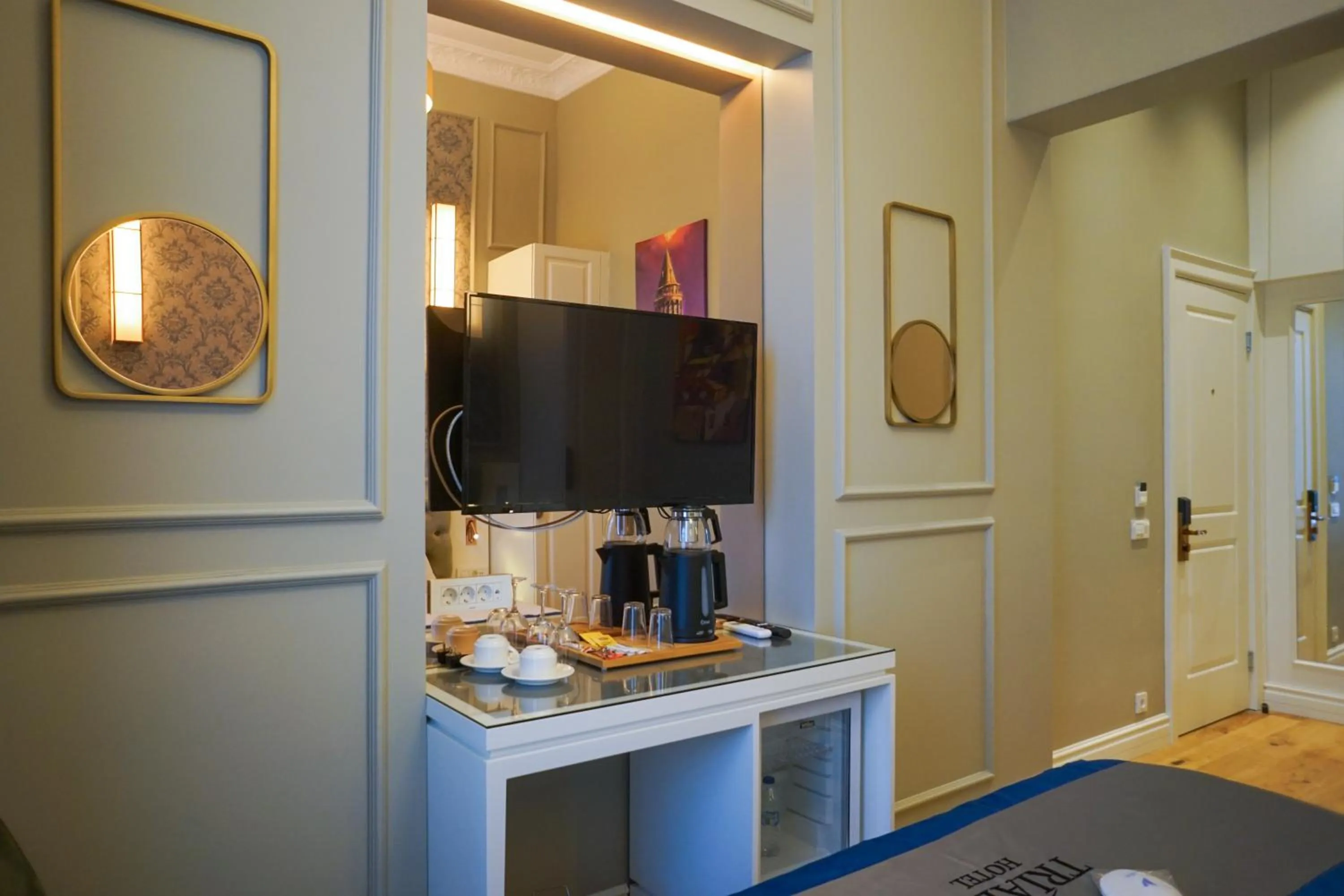 Communal lounge/ TV room, Bed in Triada Hotel Taksim - Special Category