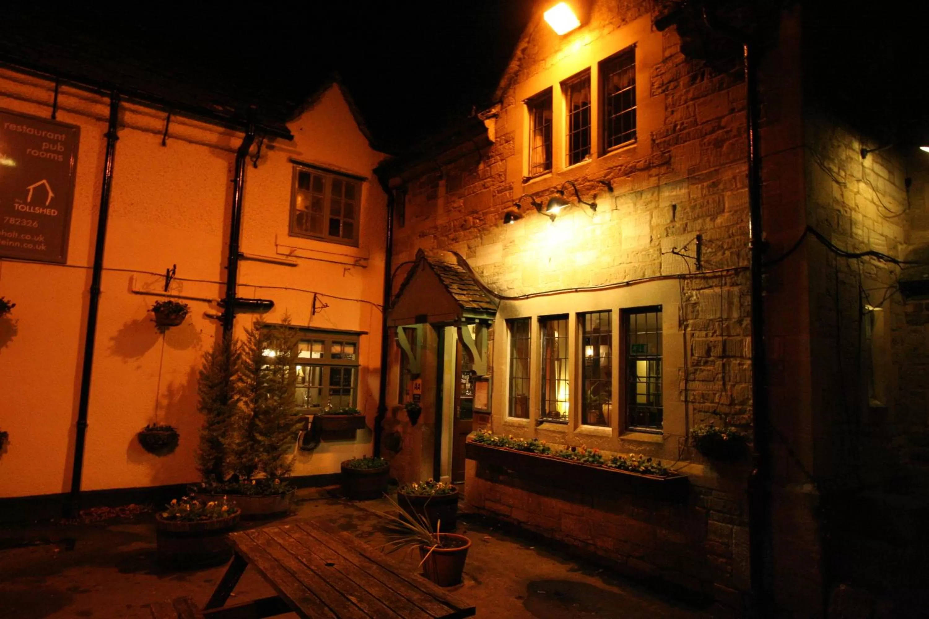 Facade/entrance in The Tollgate Inn