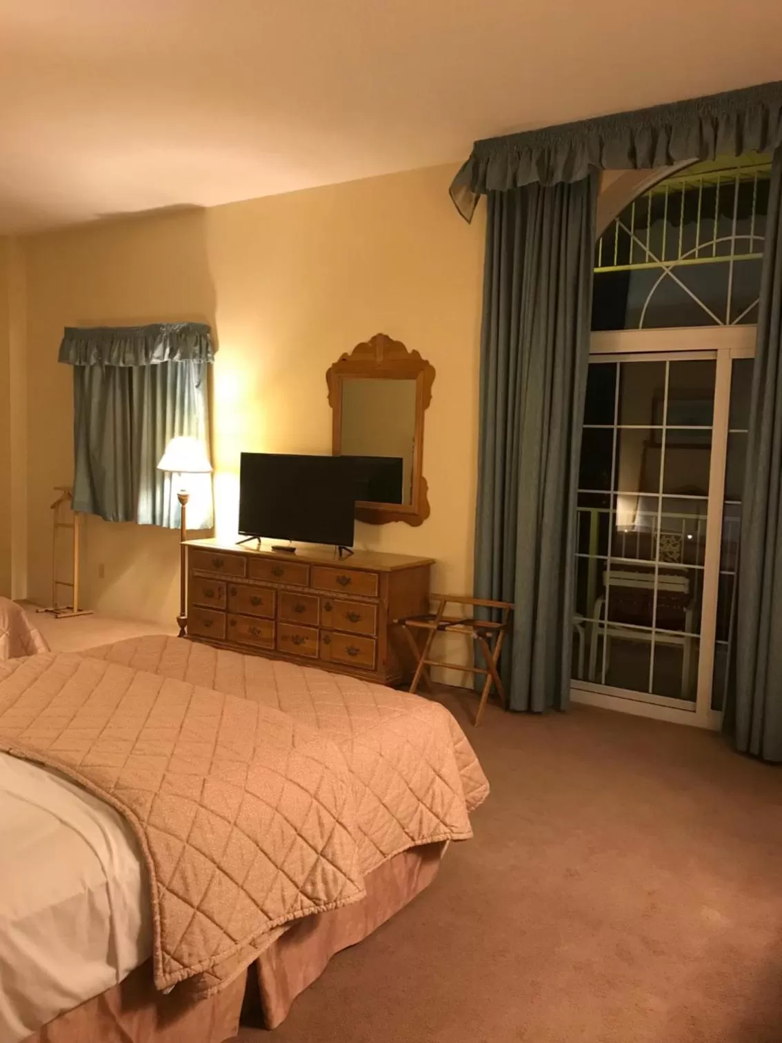 Bed in Riveredge Resort Hotel