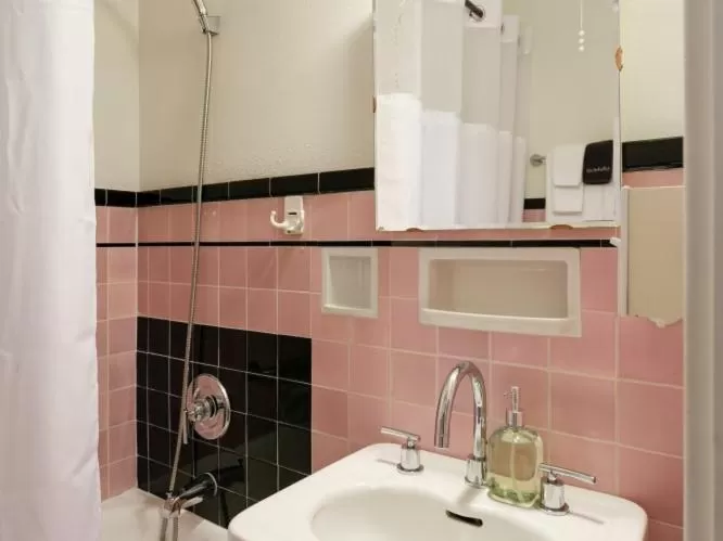 Bathroom in Hotel Leo