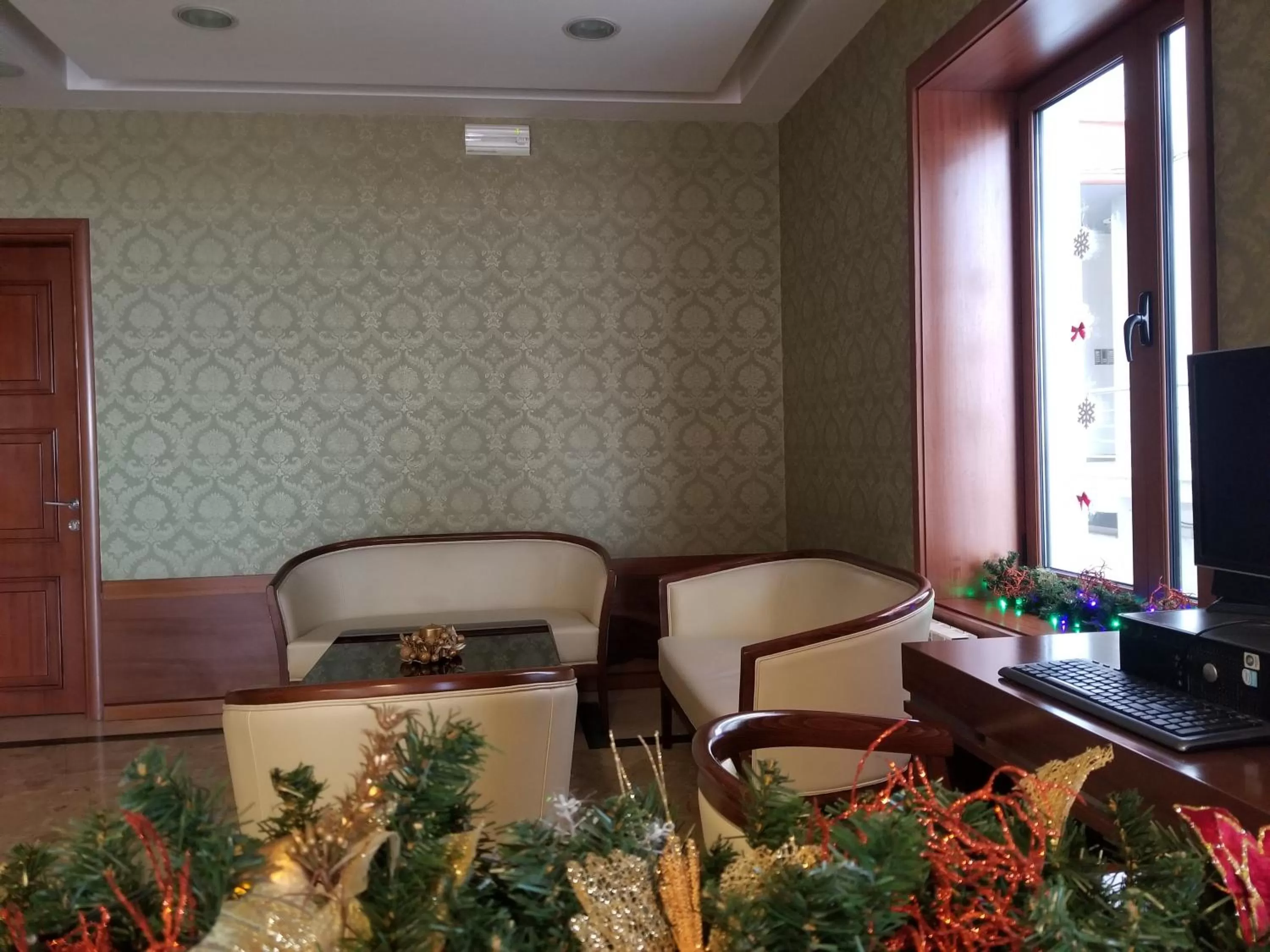 Communal lounge/ TV room in Vila Sigal Pogradec