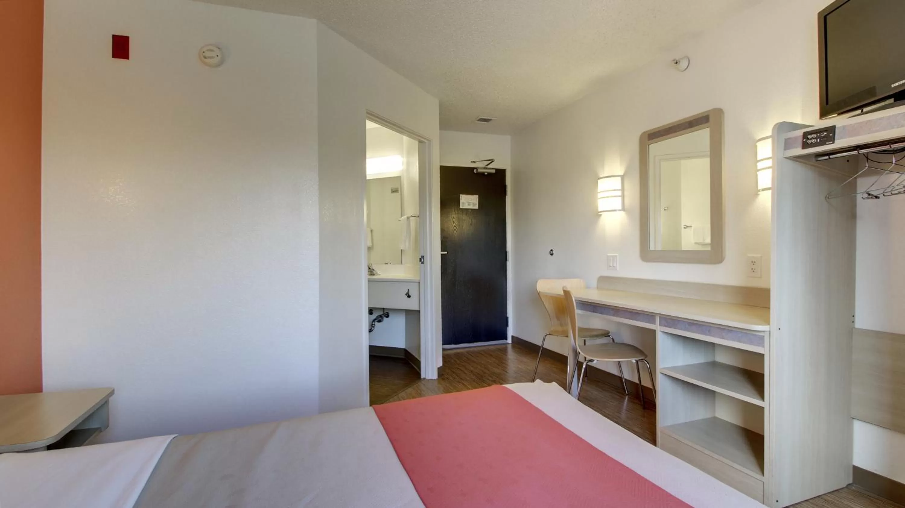 Bedroom, Bed in Motel 6-Springfield, IL I-55 I-72