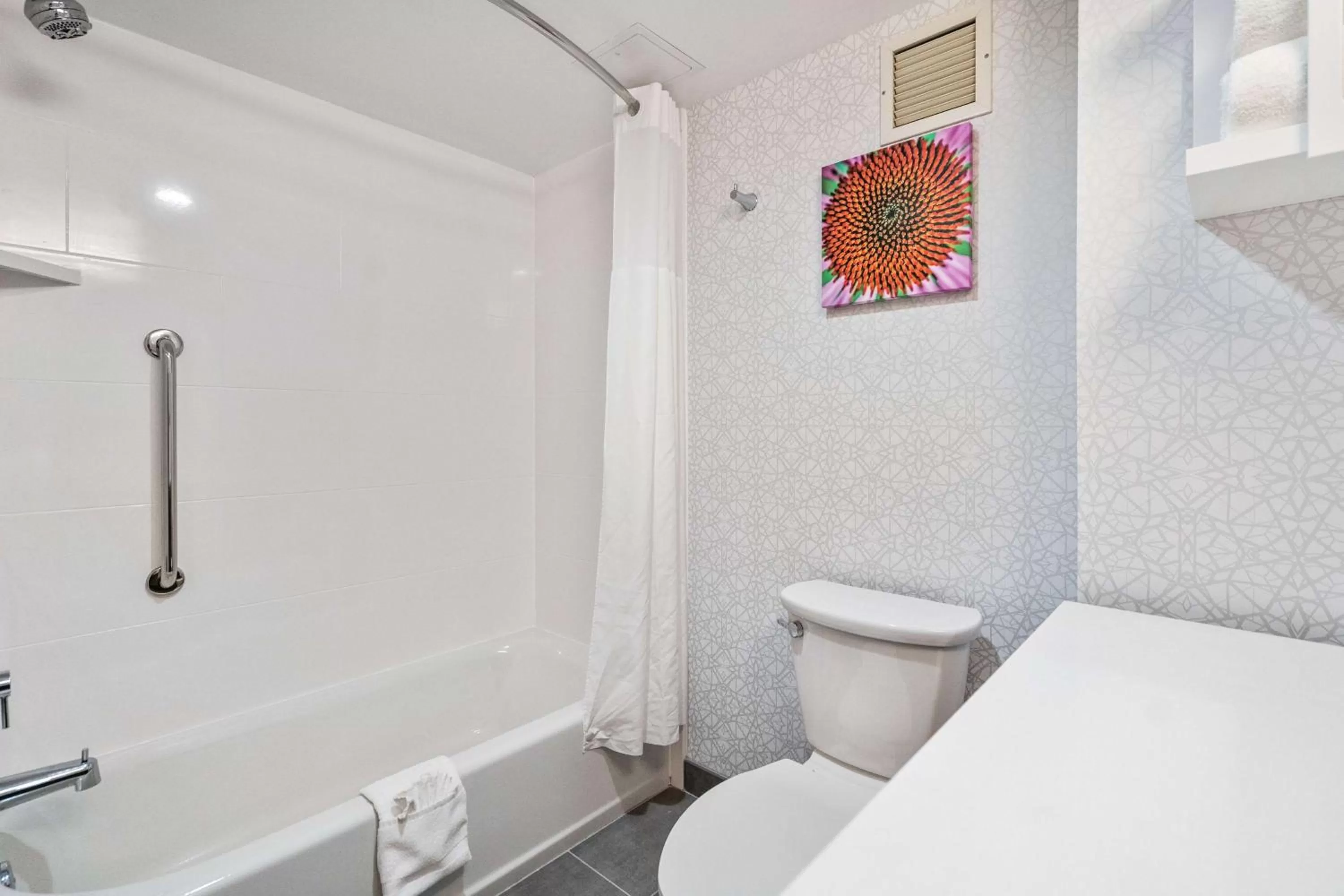 Bathroom, Bed in Hampton Inn Winchester