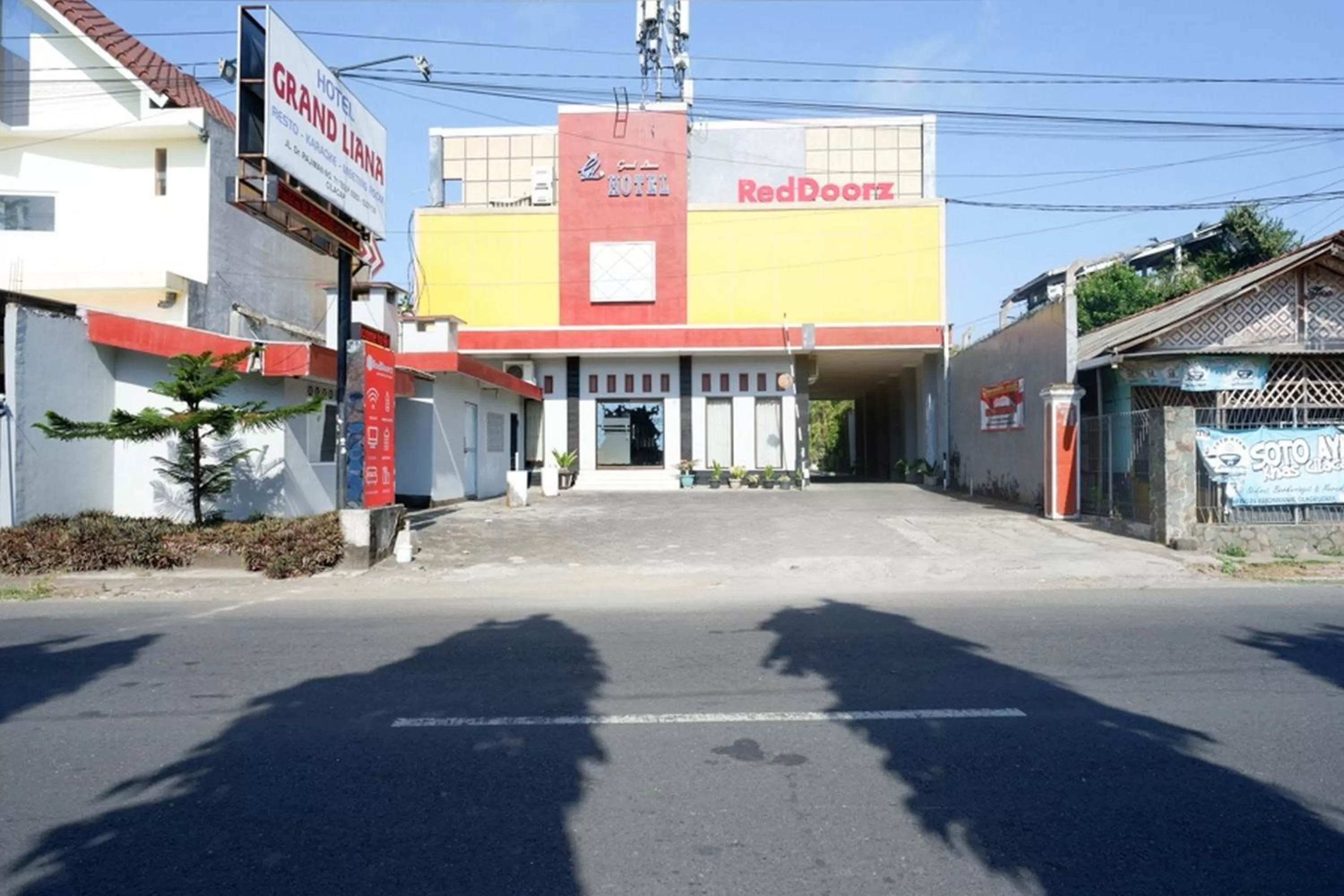 Property building in RedDoorz Plus near Stadion Wijaya Kusuma