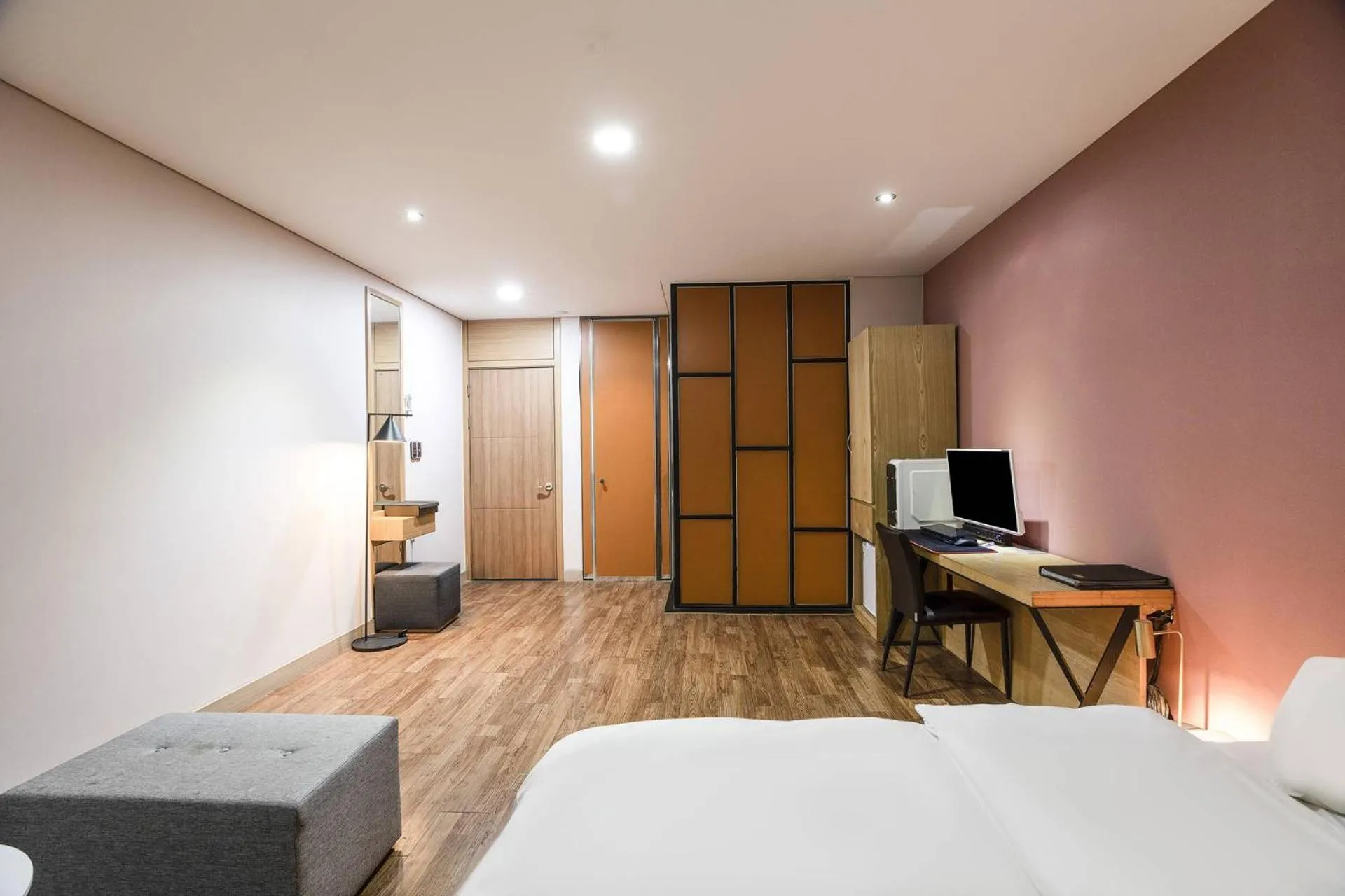 TV/Entertainment Center in Central Plaza Hotel