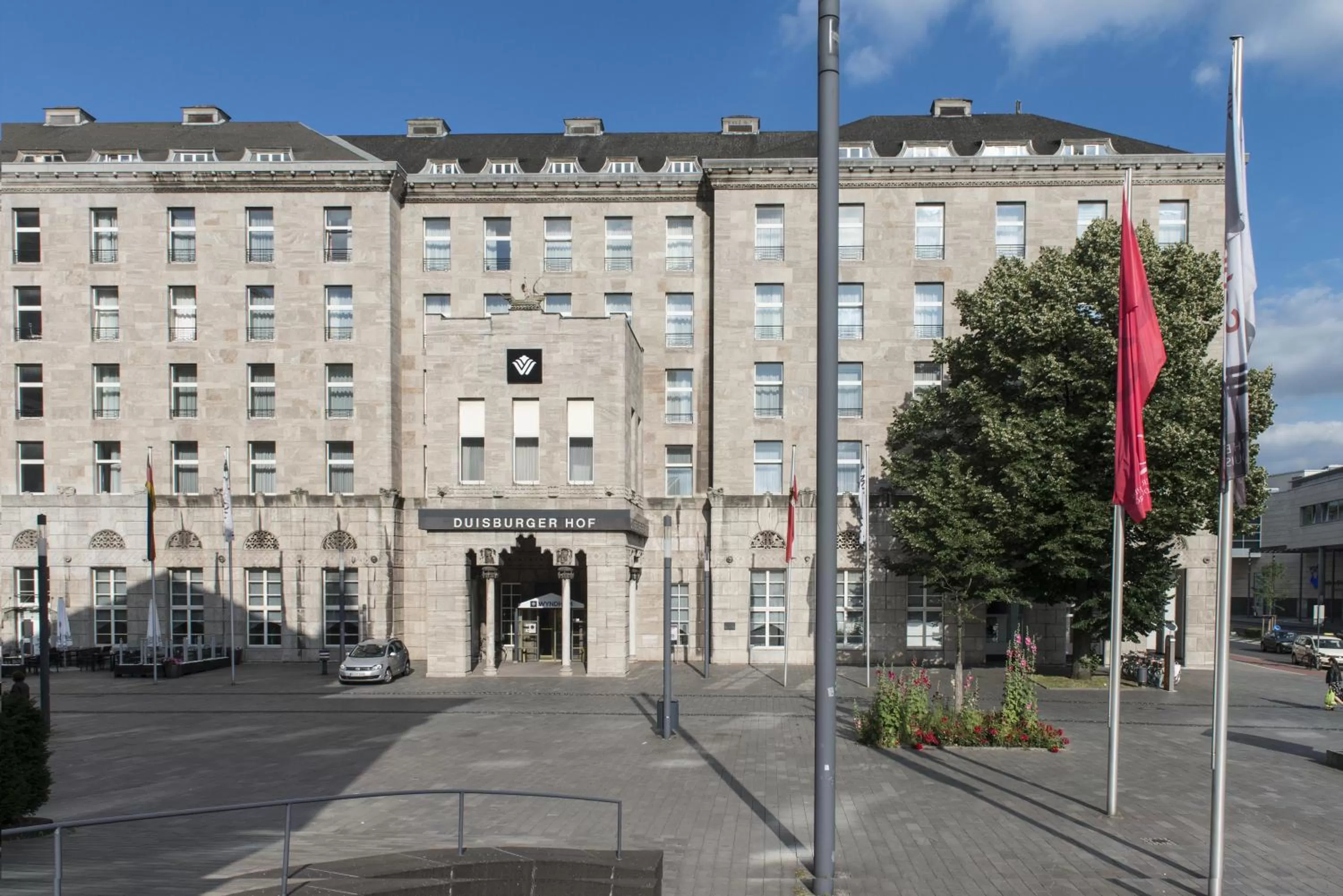 Facade/entrance in Wyndham Duisburger Hof