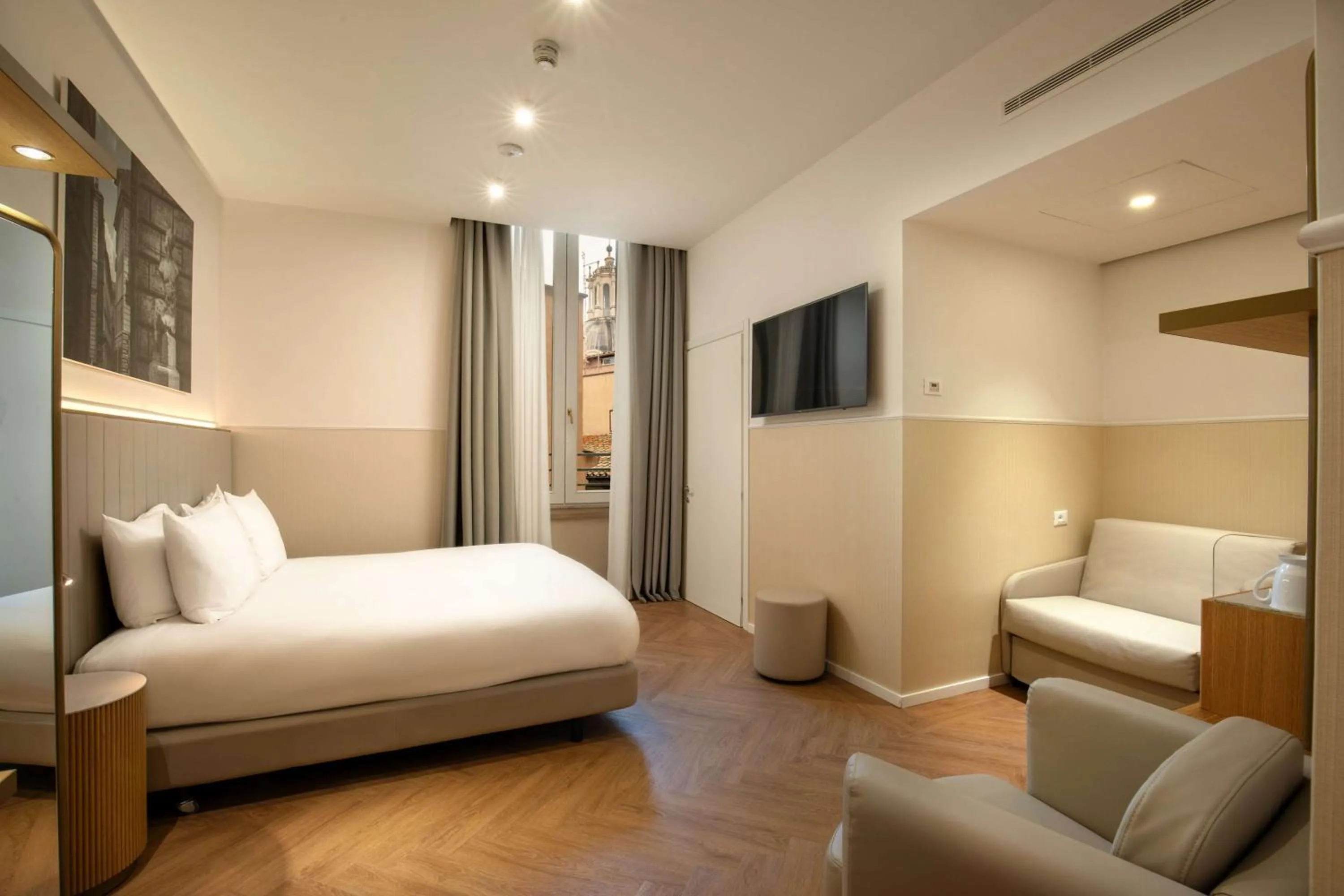 Bedroom, Bed in Cosmopolita Hotel Rome, Tapestry Collection by Hilton