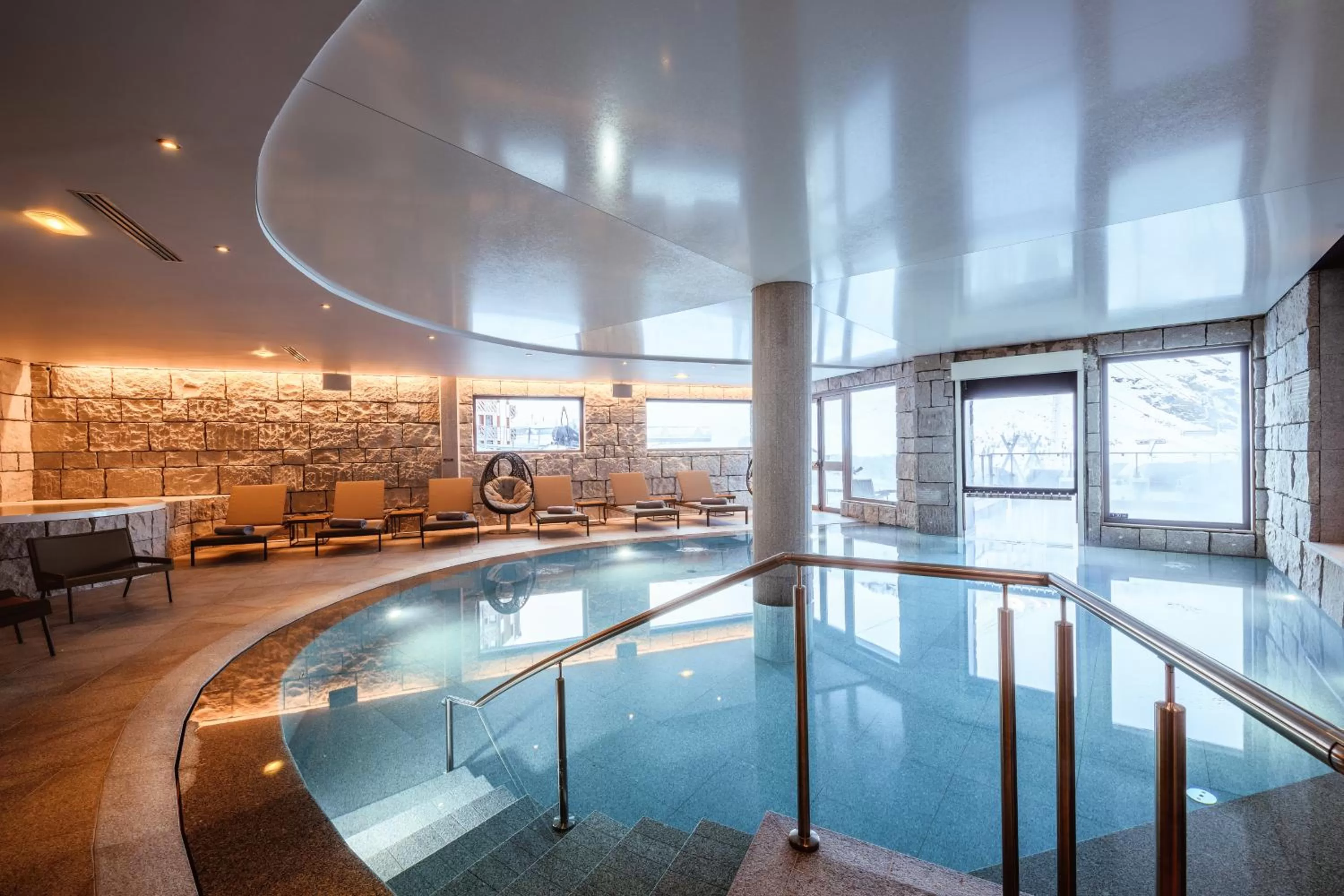 Swimming pool in Altapura Hôtel & Spa Val Thorens