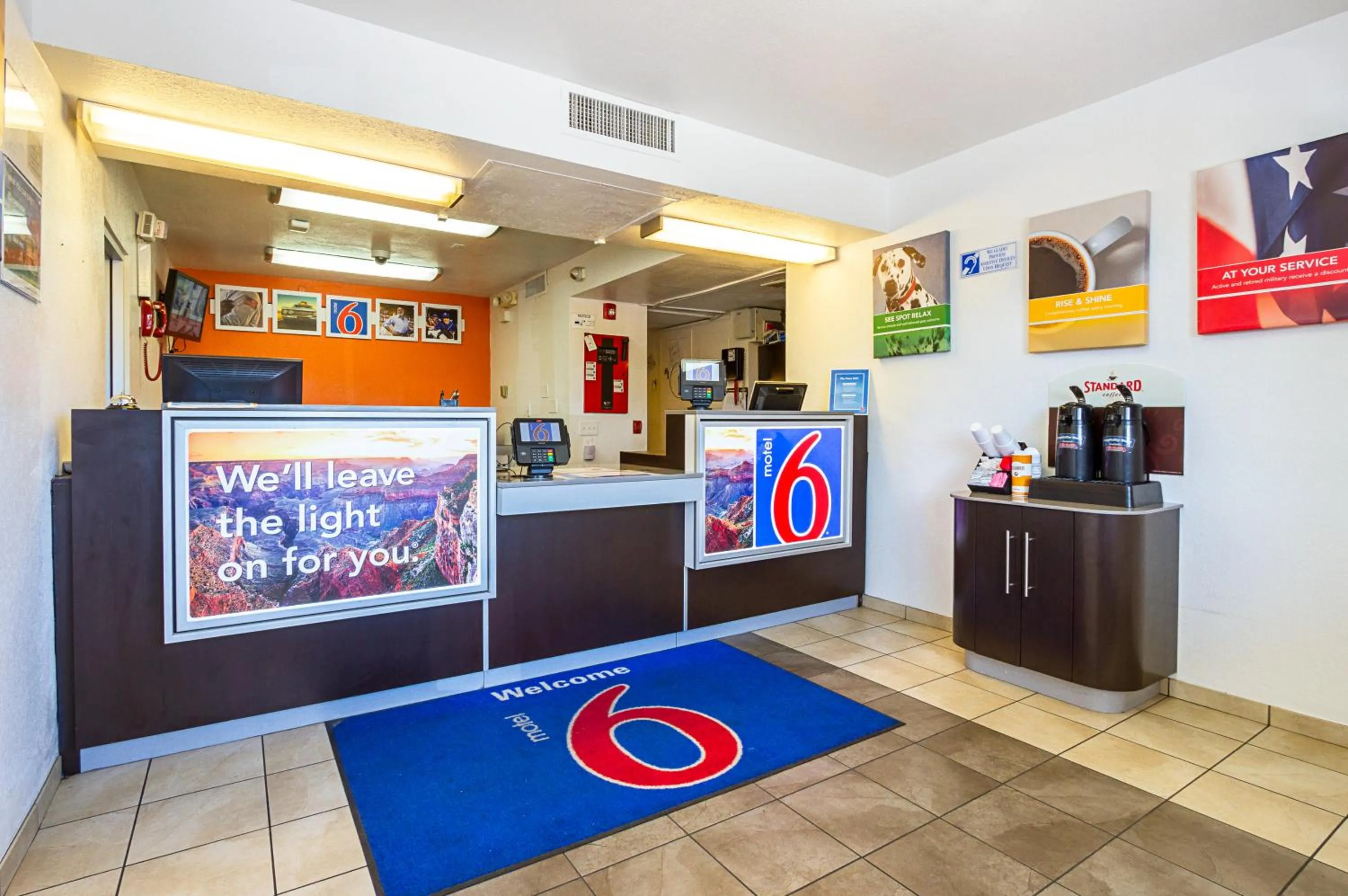 Lobby or reception in Motel 6 Mesa North