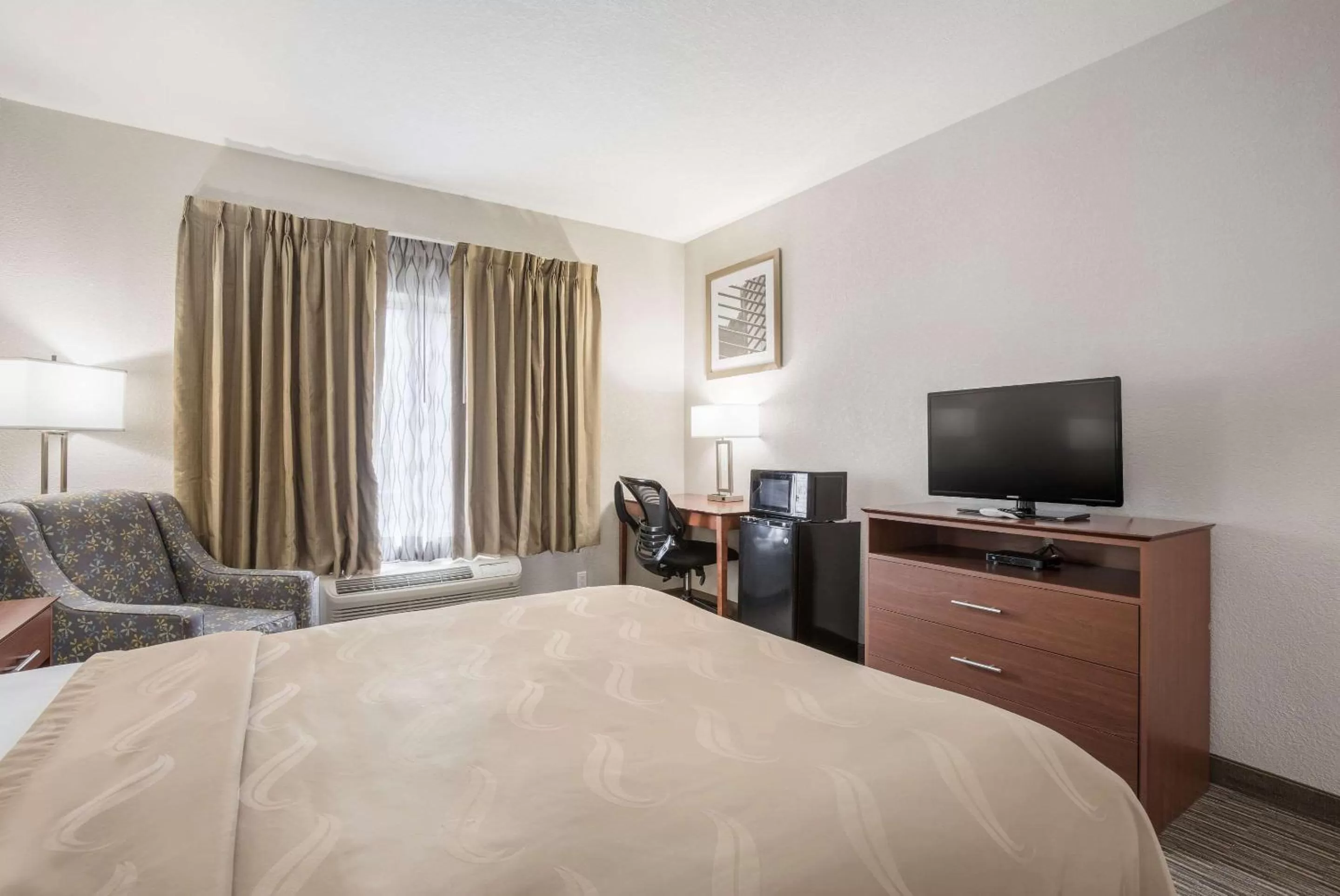 Photo of the whole room, Bed in Quality Inn & Suites Lodi I-90