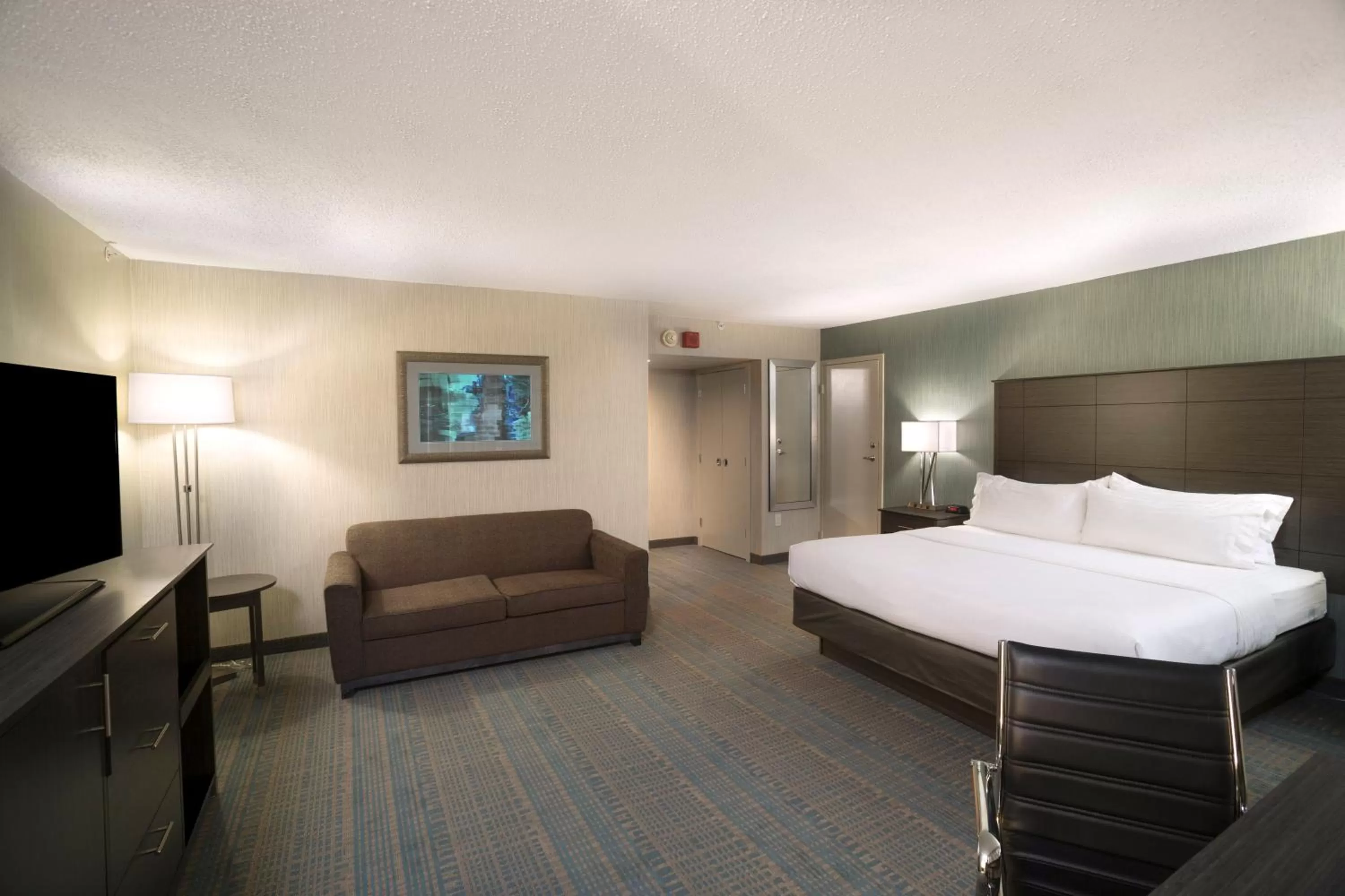 Photo of the whole room, Bed in Holiday Inn Columbus Dwtn-Capitol Square by IHG