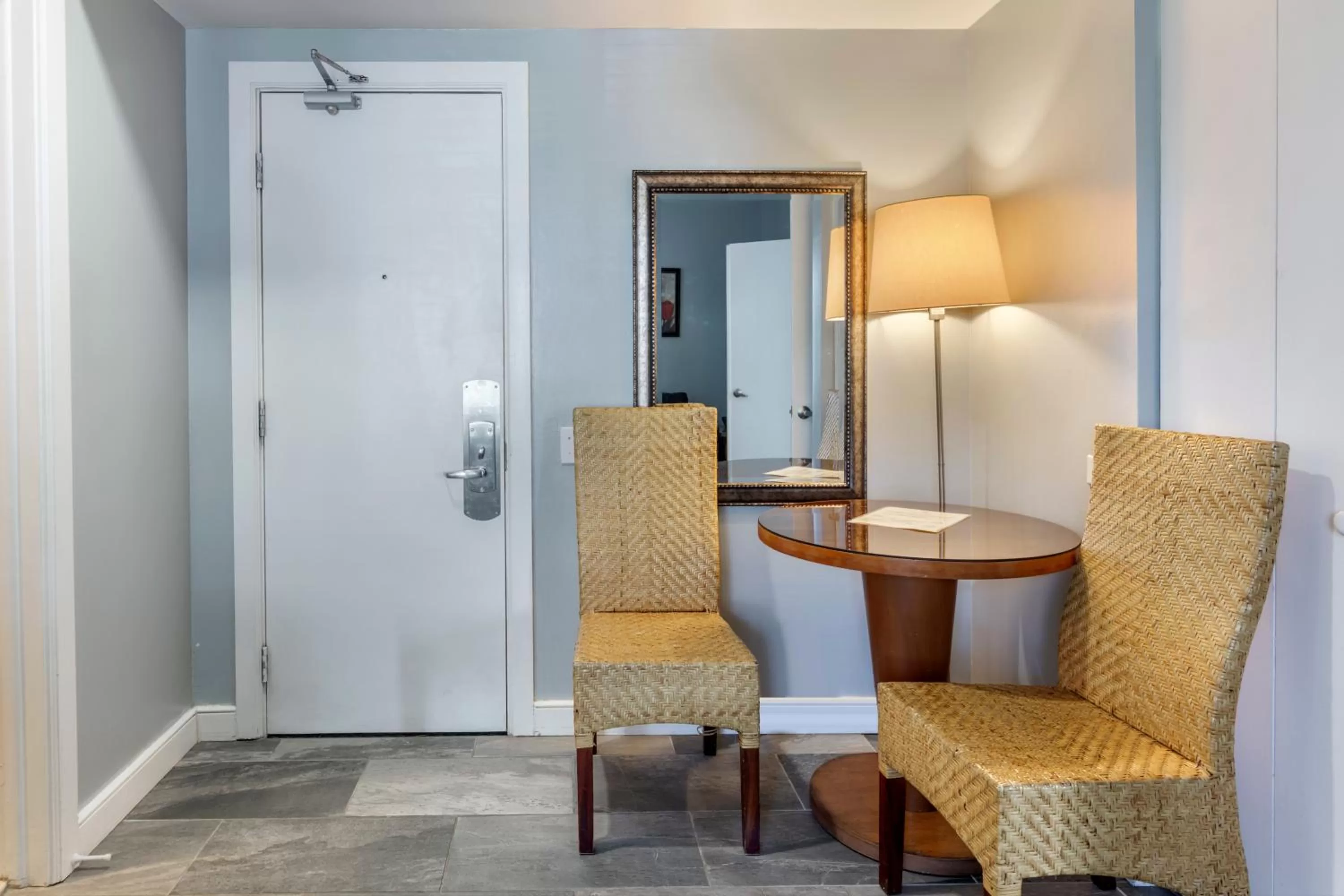 Seating area, Bathroom in La Flora by LuxUrban